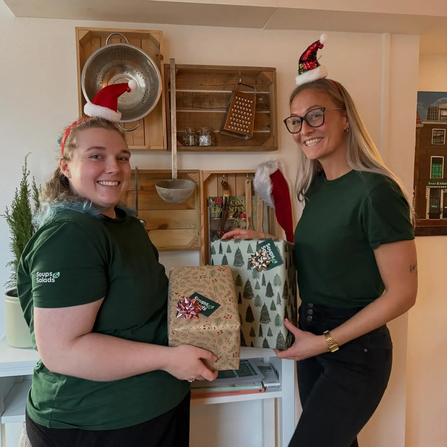 🎄Openingstijden feestdagen: 

Woensdag 24 december: 11:00-20:00
Donderdag 25 december: gesloten 
Vrijdag 26 december: gesloten 

Woensdag 31 december: 11:00-20:00
Donderdag 1 januari: 12:00-20:00

Fijne dagen! &hearts;️