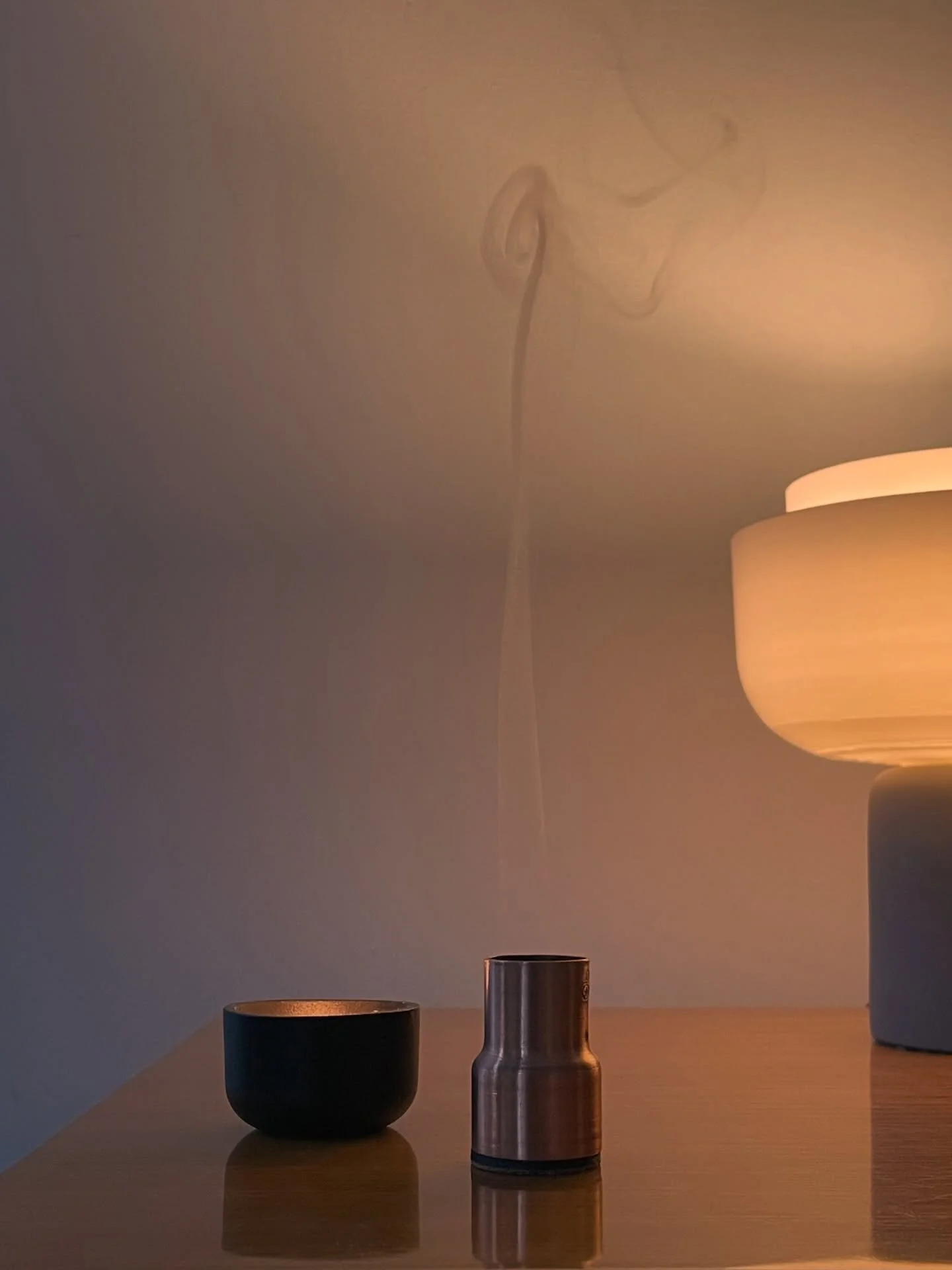 TB to last Sunday&hellip;
No rush. Just light, incense, and peace.

#bloompose #quietdesign #sundayafternoon #objectpoetry #slowmade #tabletopmoment #materialmood