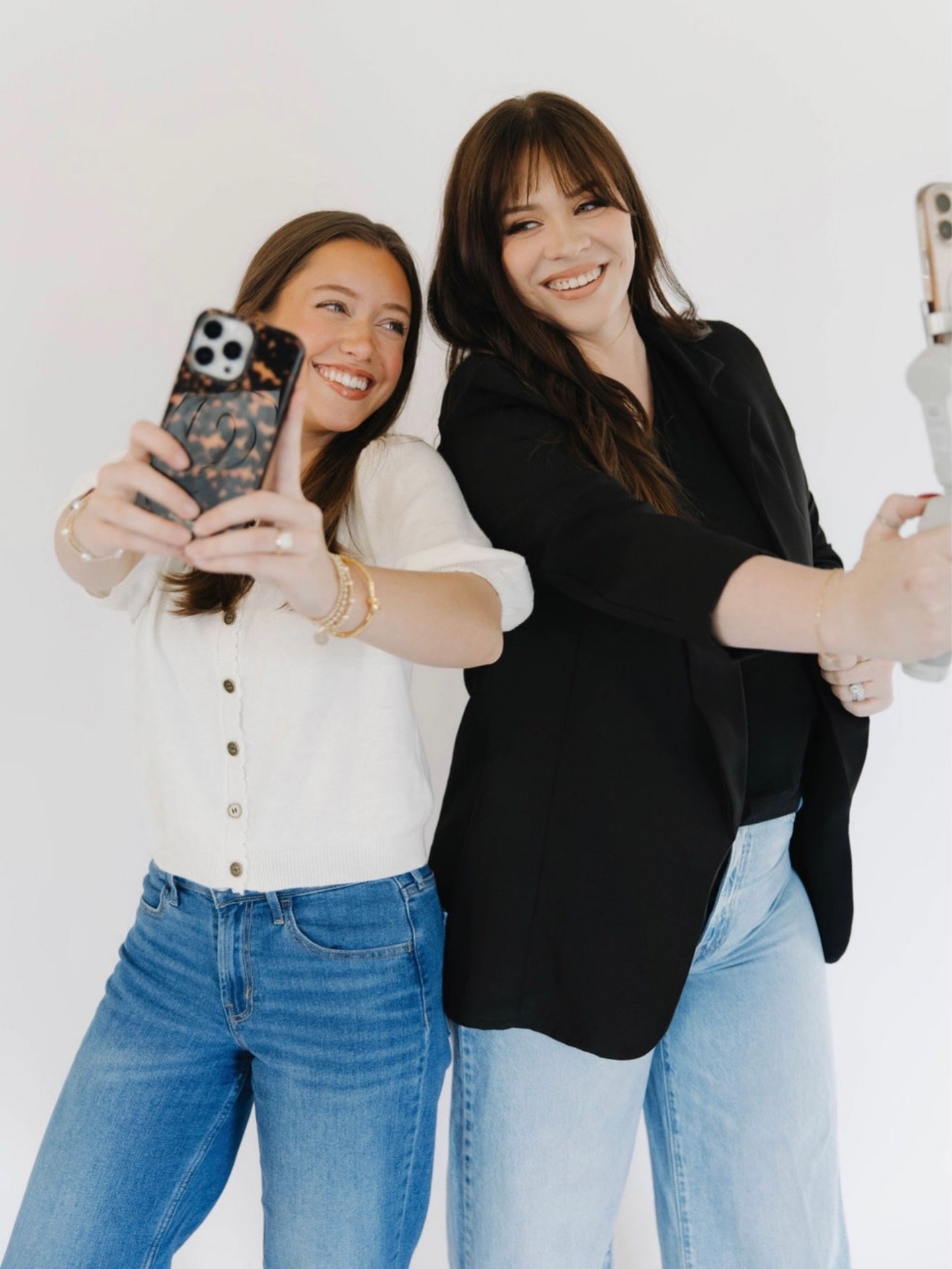 Dream team ✨ 

Excited to go into 2026 as a team and looking forward to adding to Southern Socials next year!

Owner + Founder - @tabhunterr 
Assistant - @contentbyannalyse 
Photographer- @jennalphotos 
Studio - @serenityluxehsv 
Make up - @hmbycait