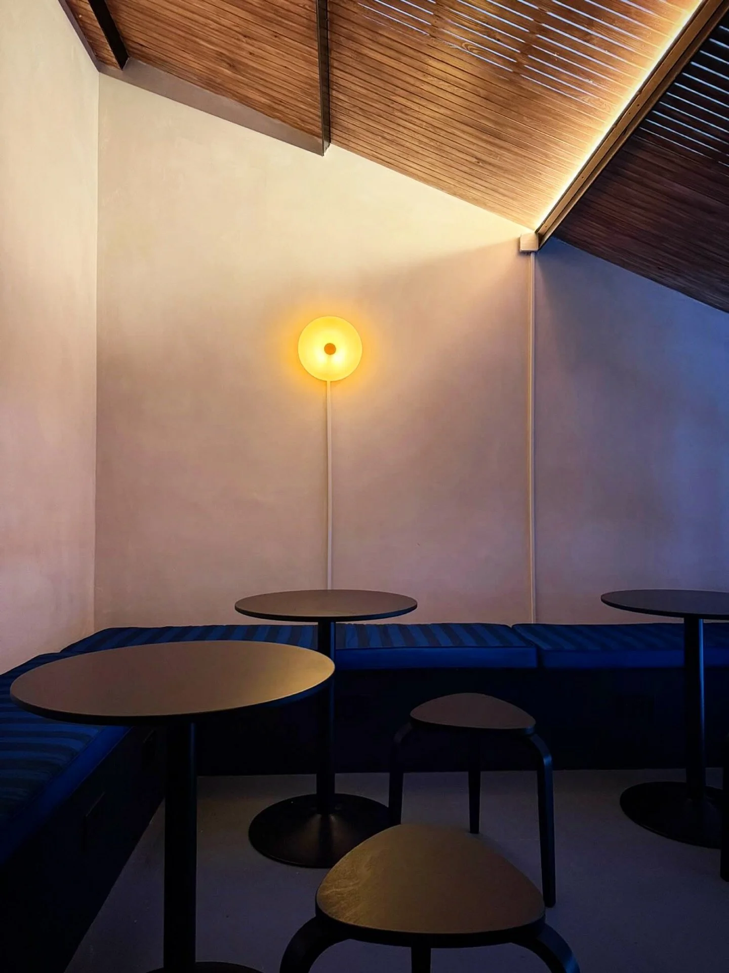 We&rsquo;ve enjoyed seeing people discover our space at the top of the stairs ☺️

Our cushions are @coloursofarley done by the talented @tack_house 🫶🏽

Photo: @stylingyourhome 
Paint: @bauwerkcolour 
Lamp: @ikeauk 
Stools: @ikeauk 
Tables: @sklum.w