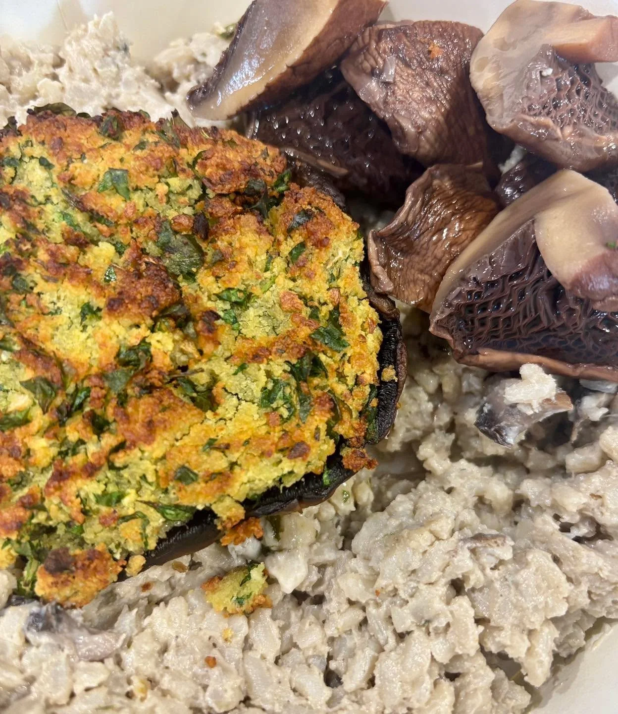 Voici le menu de la semaine en photo :

1 . &laquo;  Le champignon portobello &raquo;
2 . Satan&eacute; de l&eacute;gumes et pois chiches, riz jaune
3 . Lasagnes &laquo;  2 saumons - poireaux &raquo;, poireaux en vinaigrette verte
4 . Tajine d&rsquo;