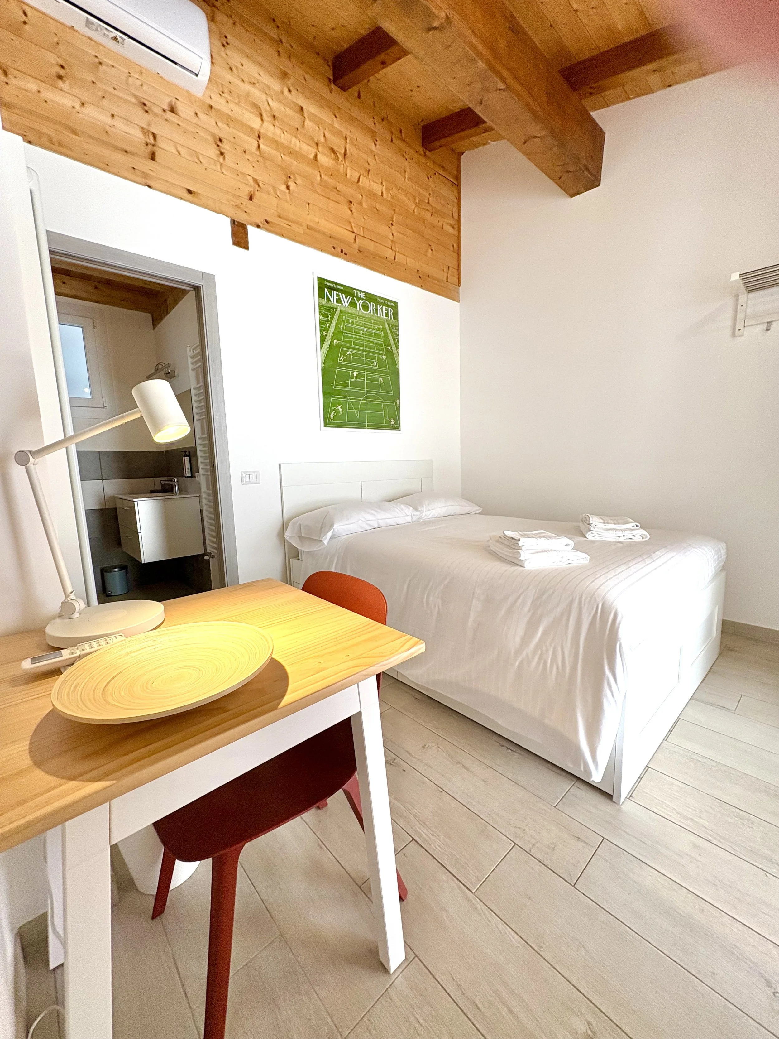 Solo Travelers & Couples (1–2 guests)