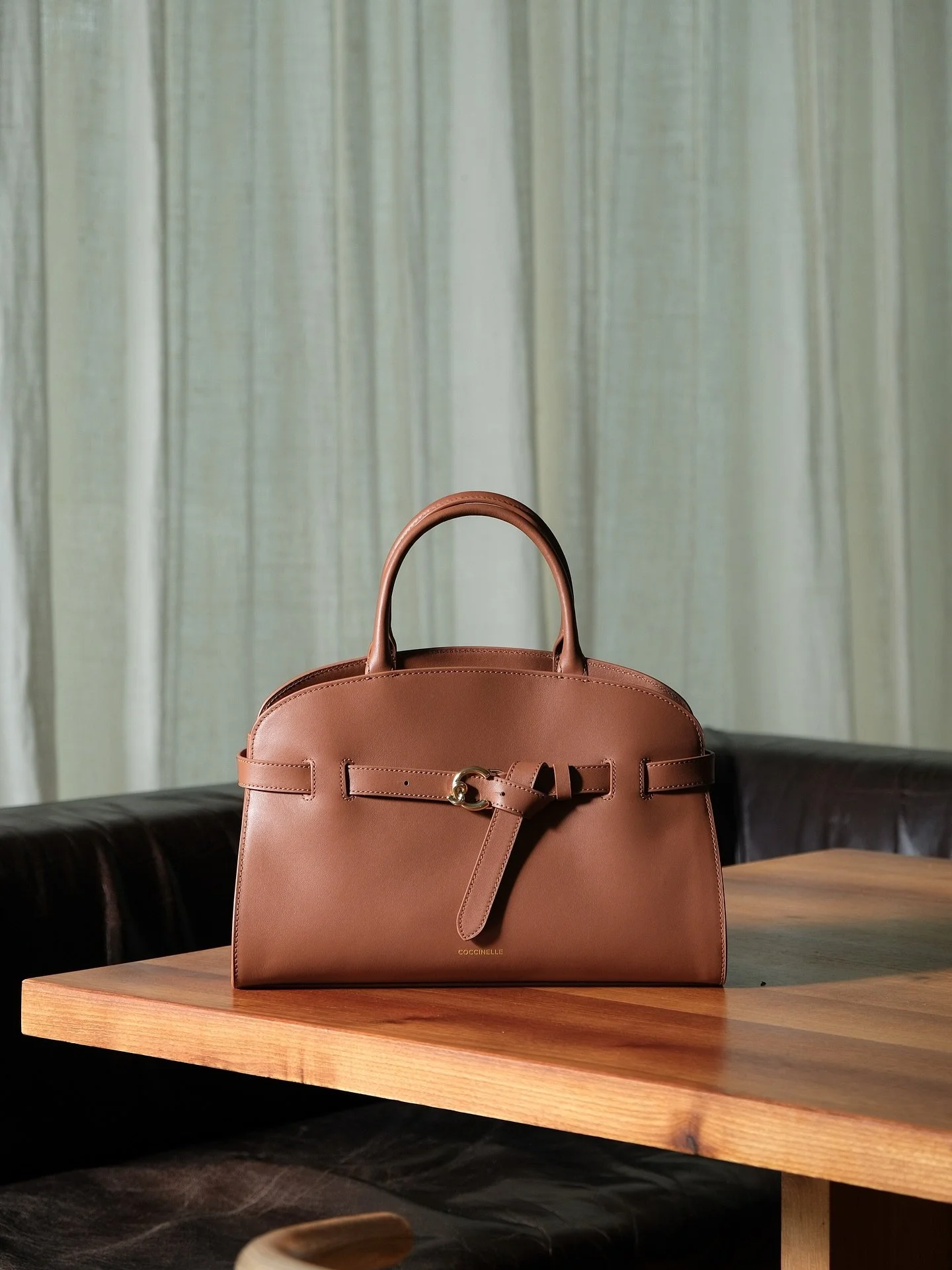 Hello Herbst, hallo Scarpa!

Die Coccinelle Sabine in Cognac vereint Struktur und Softness mit eleganten Details. Das glatte Leder ist durch spezielle &Ouml;le besonders weich im Griff, gleichzeitig leicht wasserabweisend &ndash; ideal f&uuml;r die H