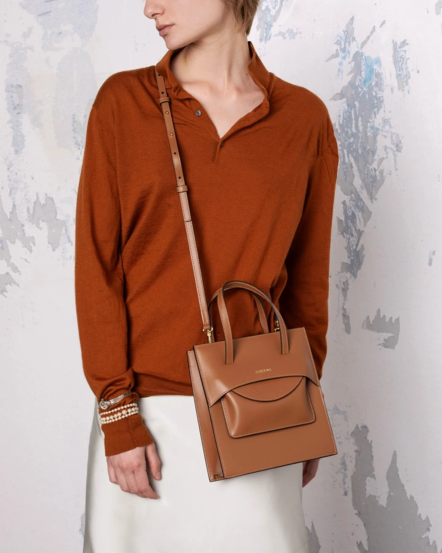 COMING SOON @hidesinsofficial 🤍

Reduziertes Design, ehrliche Materialien und italienische Handwerkskunst. Hidesins setzt auf hochwertige Leder, klare Silhouetten und Taschen, die den Alltag stilvoll begleiten &ndash; ohne laut zu sein, aber mit Cha