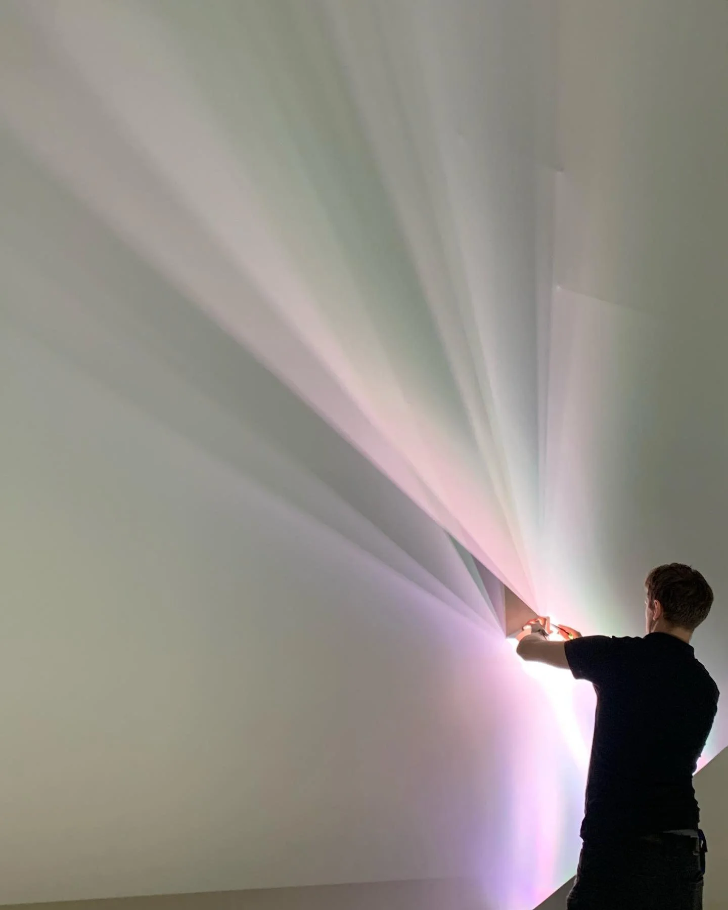 Install of the shadow and light experiment. Part of the set design for the EV Summit.

Thanks to Tom Ellis from @sfl.live for crafting it! 

#evsummit #evsummit2023 #evsummit23 #lightexperiment #shadow