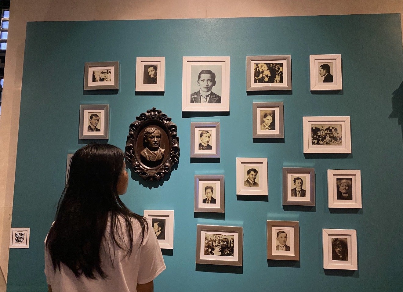 “At Ang Kanyang Sinasagisag na may dangal, katarungan, at kalayaan”