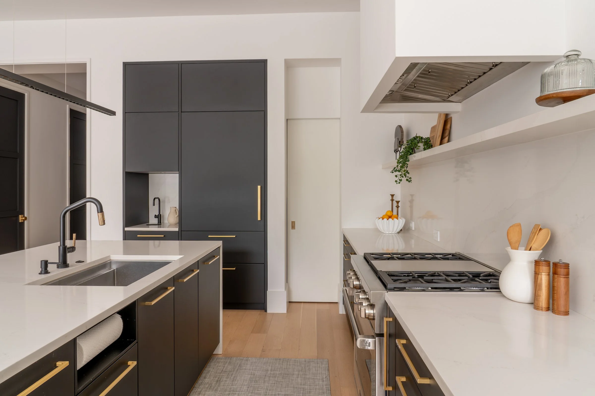   028 639 E St SE.jpg