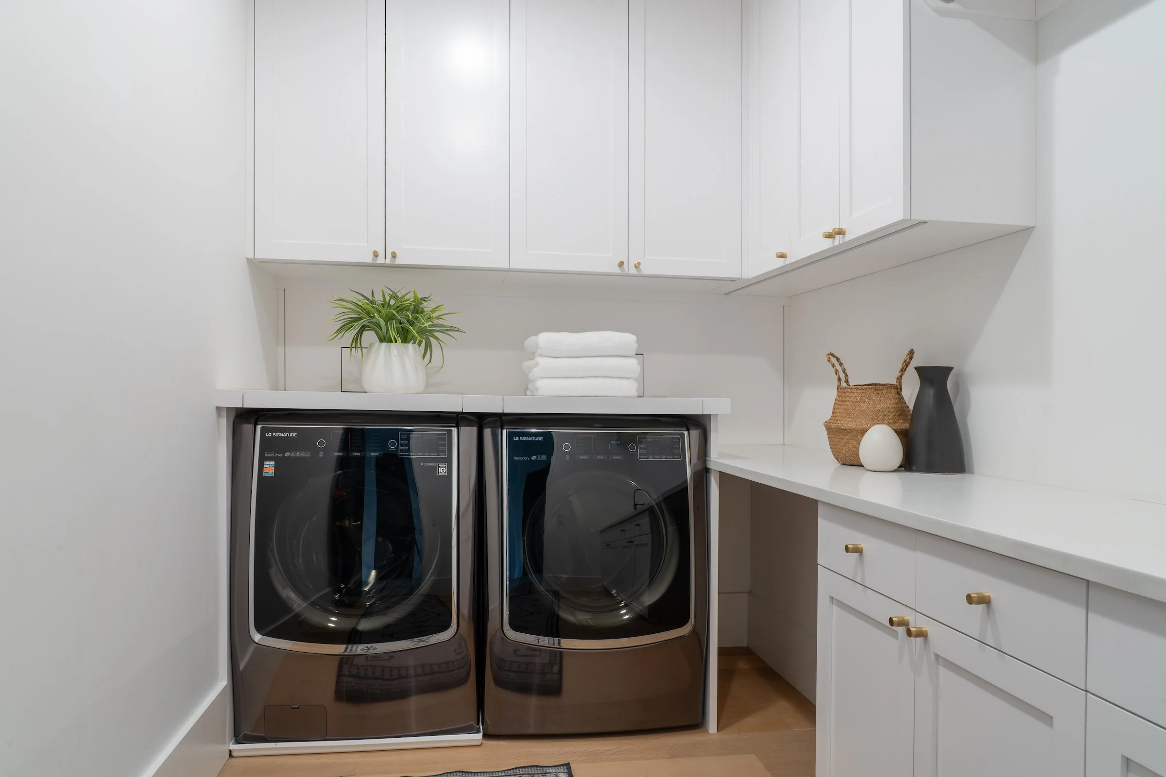   049 639 E St SE.jpg