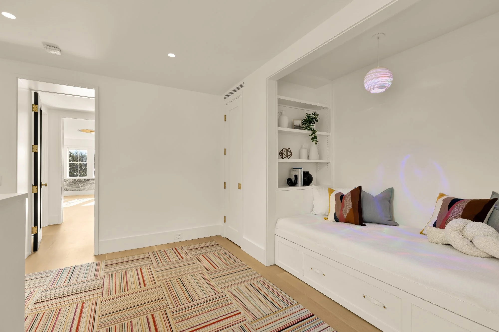 639 E St SE-0036.jpg