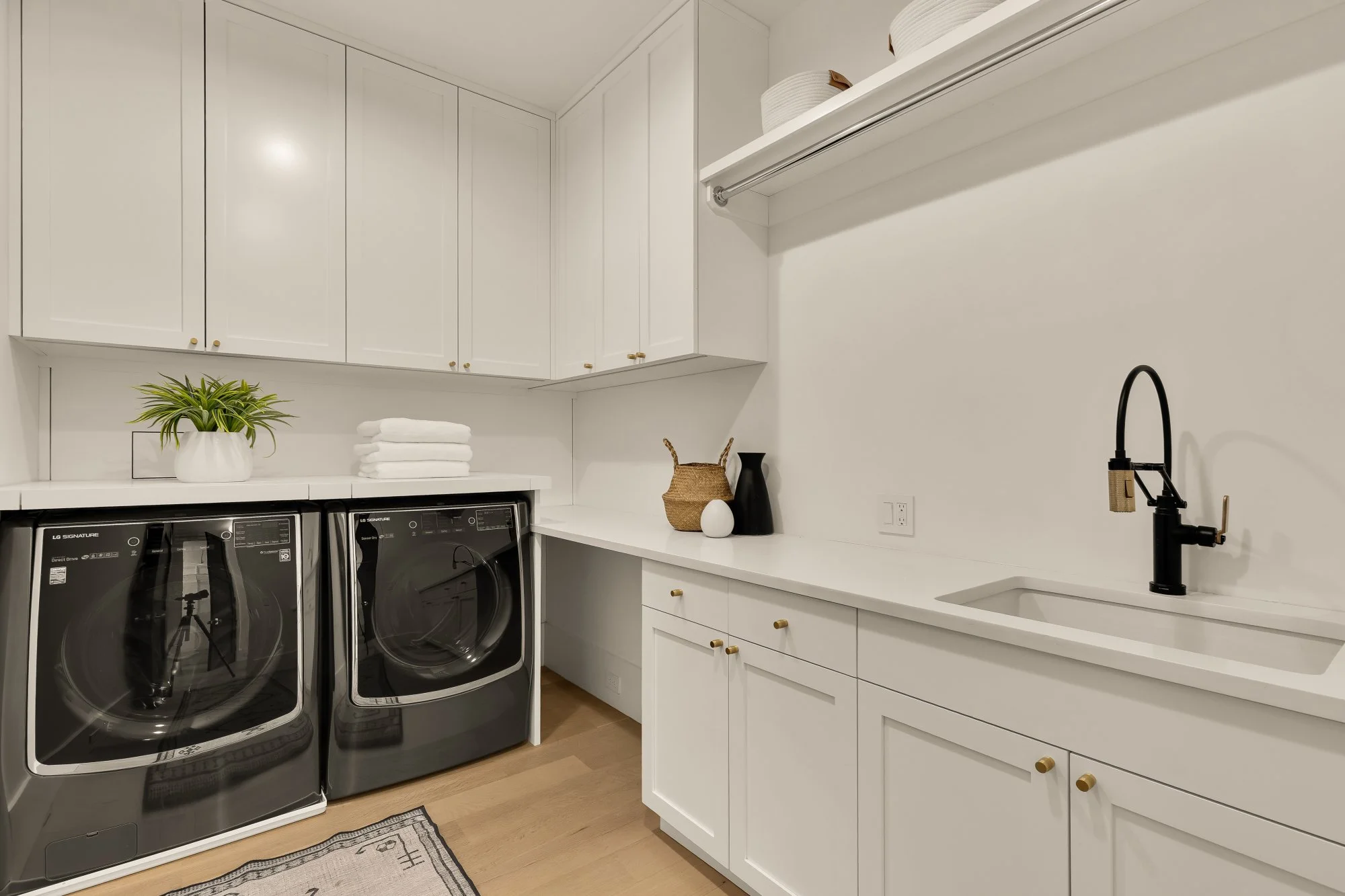 639 E St SE-0026.jpg