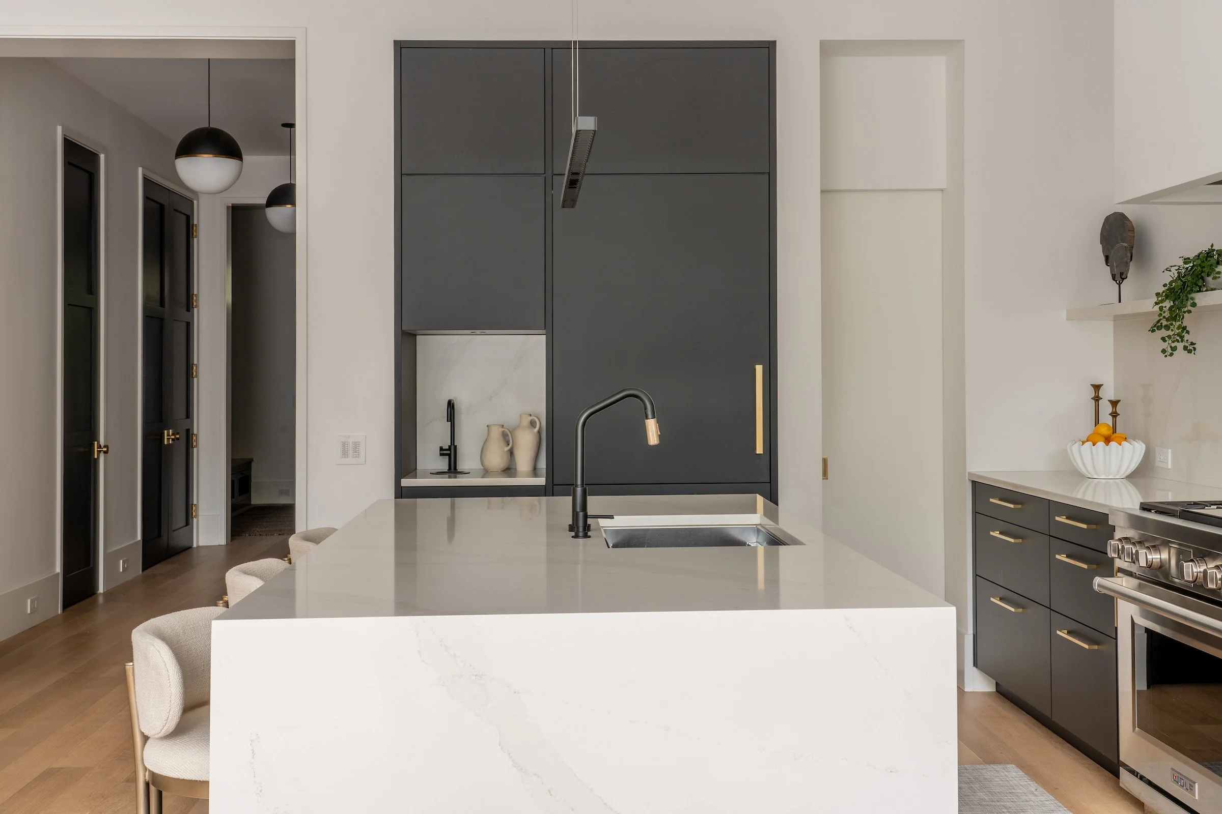   025 639 E St SE.jpg