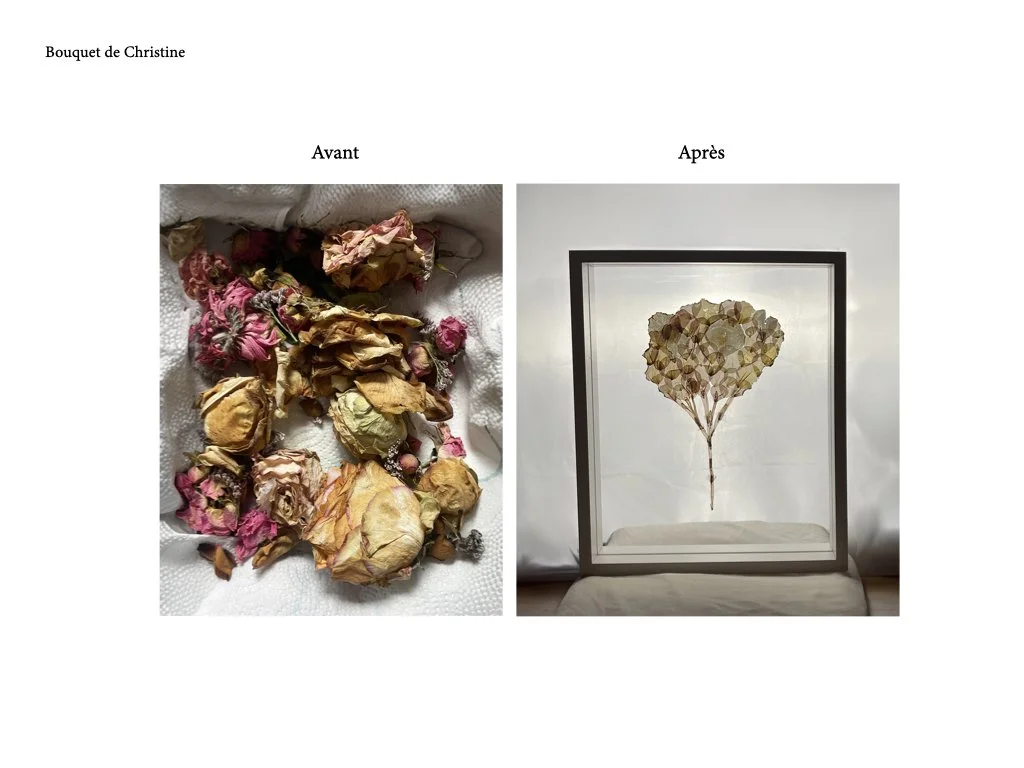 Cadre en bois avec une feuille de papier à motif de feuilles d'automne, posé sur une table en tissu, devant un rideau blanc.