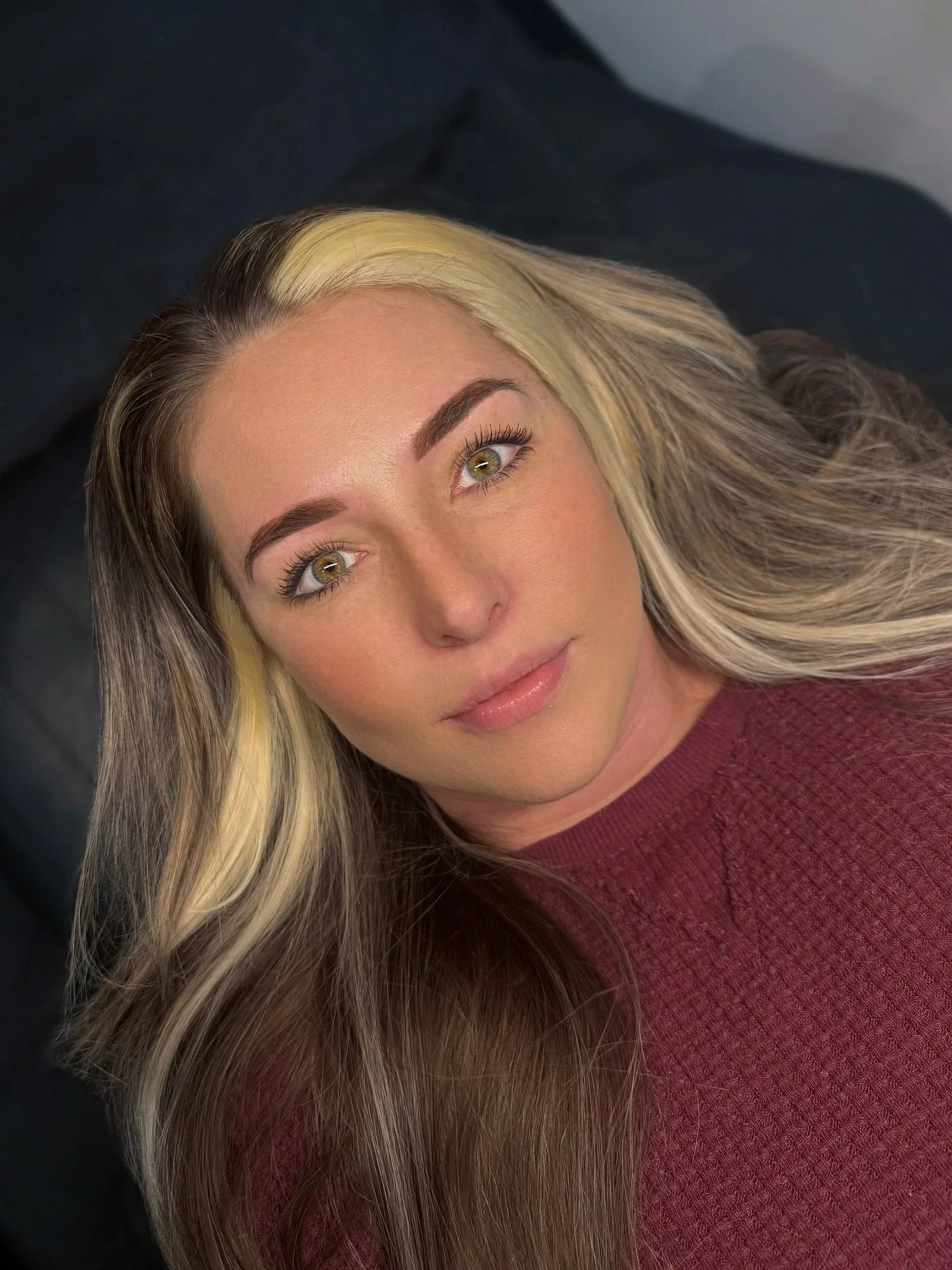 a much needed pamper day for this lovely 🤍
&bull;
hair by @savvyhair_ ✨
brows by me 🫶🏻🩵

#glowup #brows #haircolor #moneypiece #alternativehair