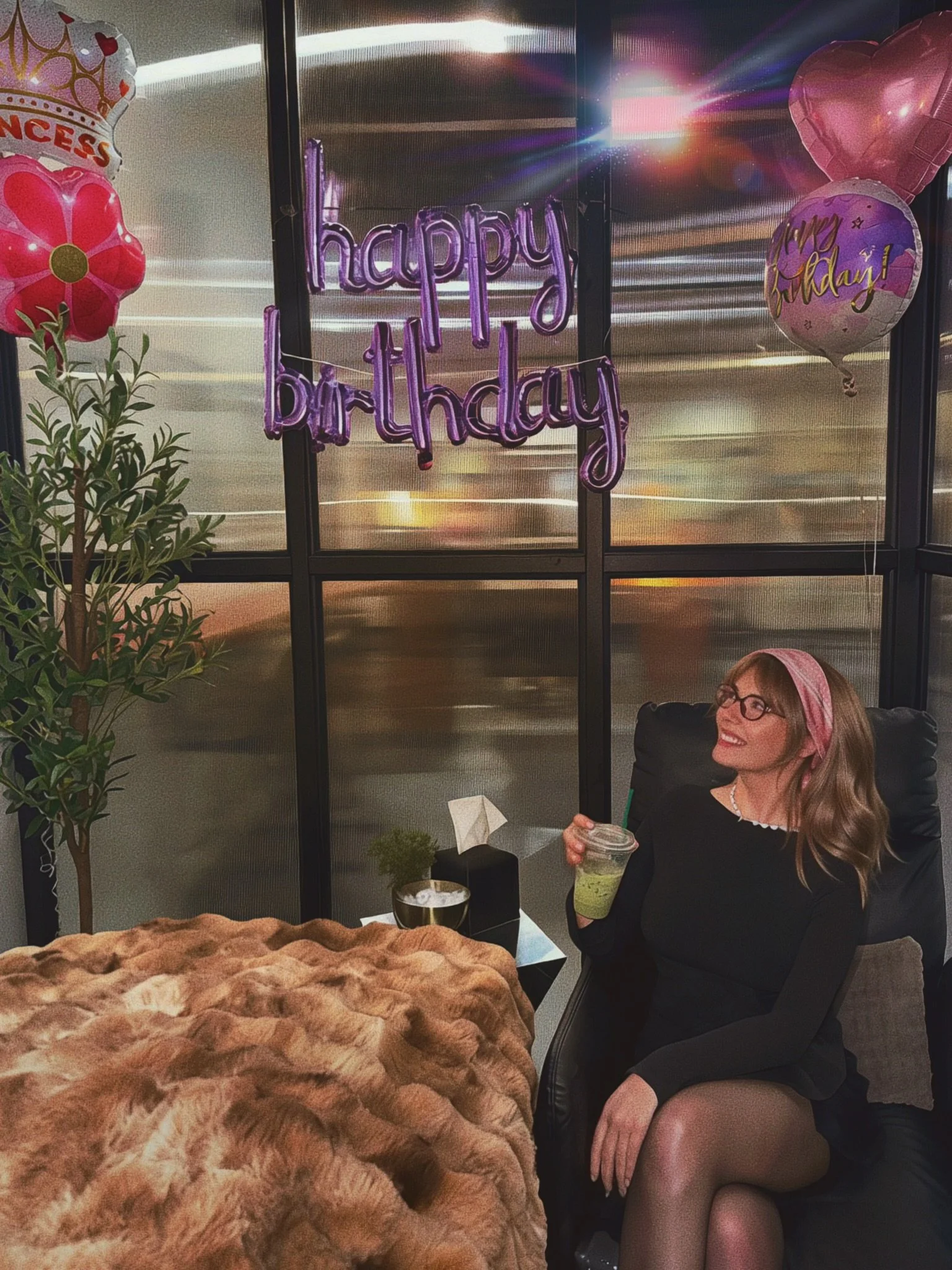 Ahhhhh yesterday was so fun to be able to spend my 30th bday with all my family at the salon &amp; see my wonderful clients!!

And special thanks to @annabudzyk for risking her life to put up these balloons 🫶🏻
AND @giselle_alva for snapping such a 