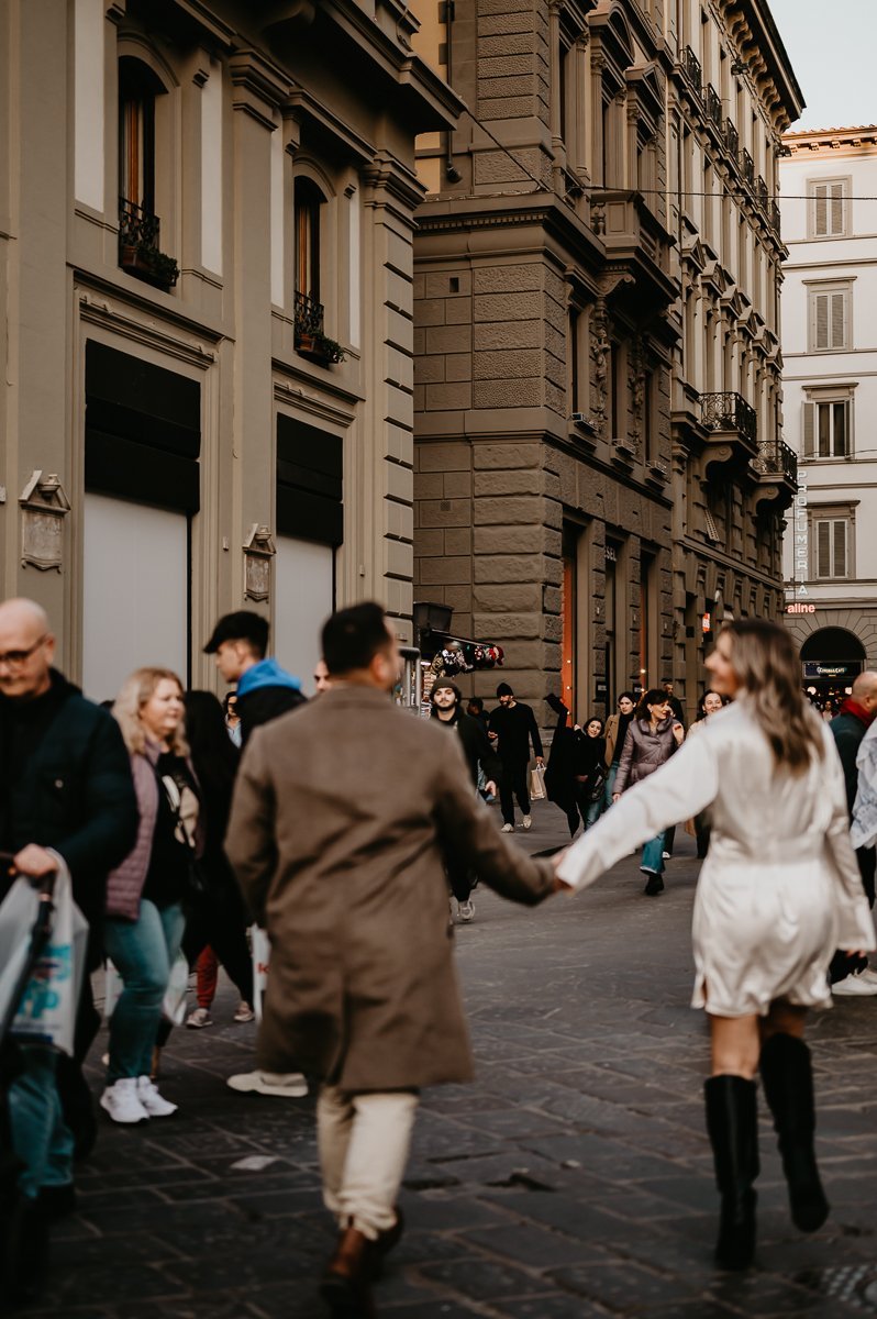 Couple-Photos-along-streets-of-Florence-4.jpg