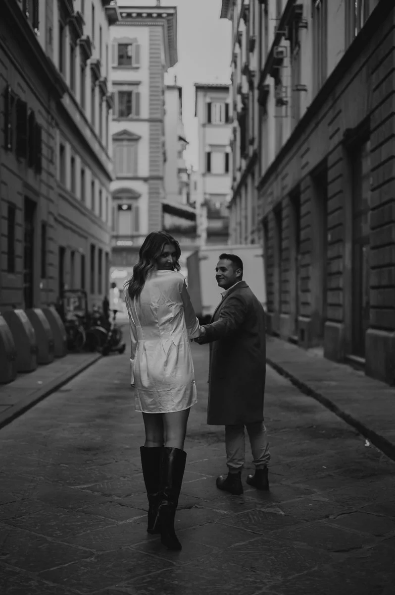 Couple-Photos-along-streets-of-Florence-5.jpg