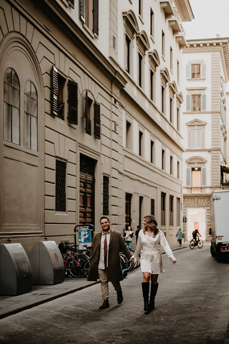 Couple-Photos-along-streets-of-Florence-8.jpg