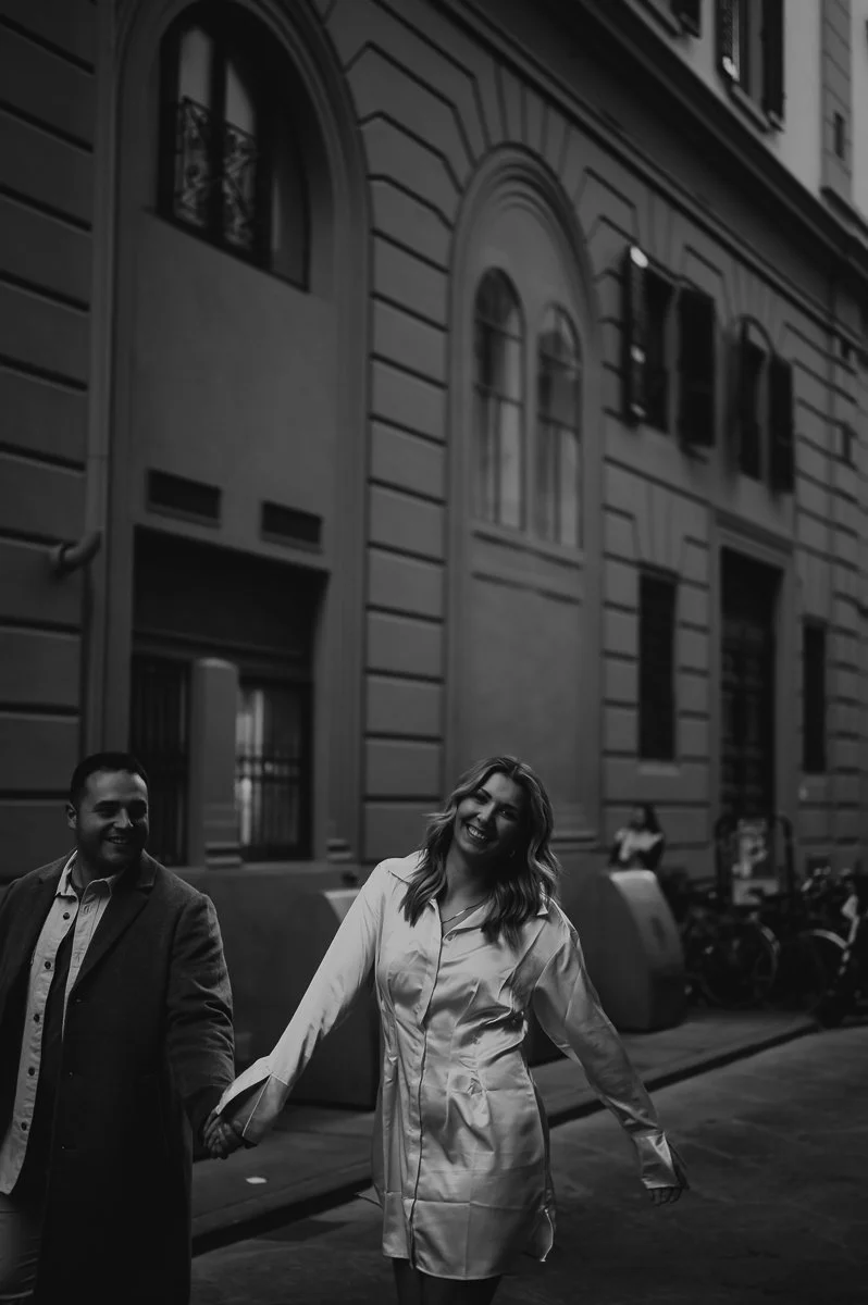 Couple-Photos-along-streets-of-Florence-9.jpg