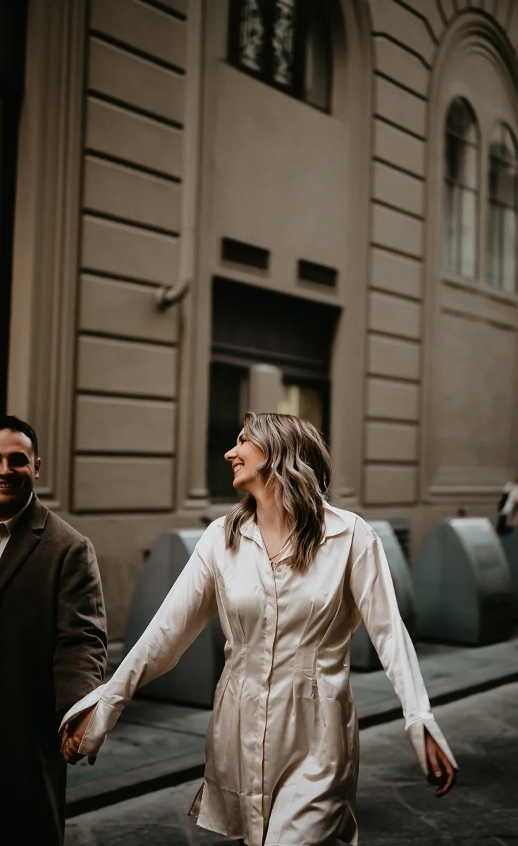 Couple-Photos-along-streets-of-Florence-12.jpg