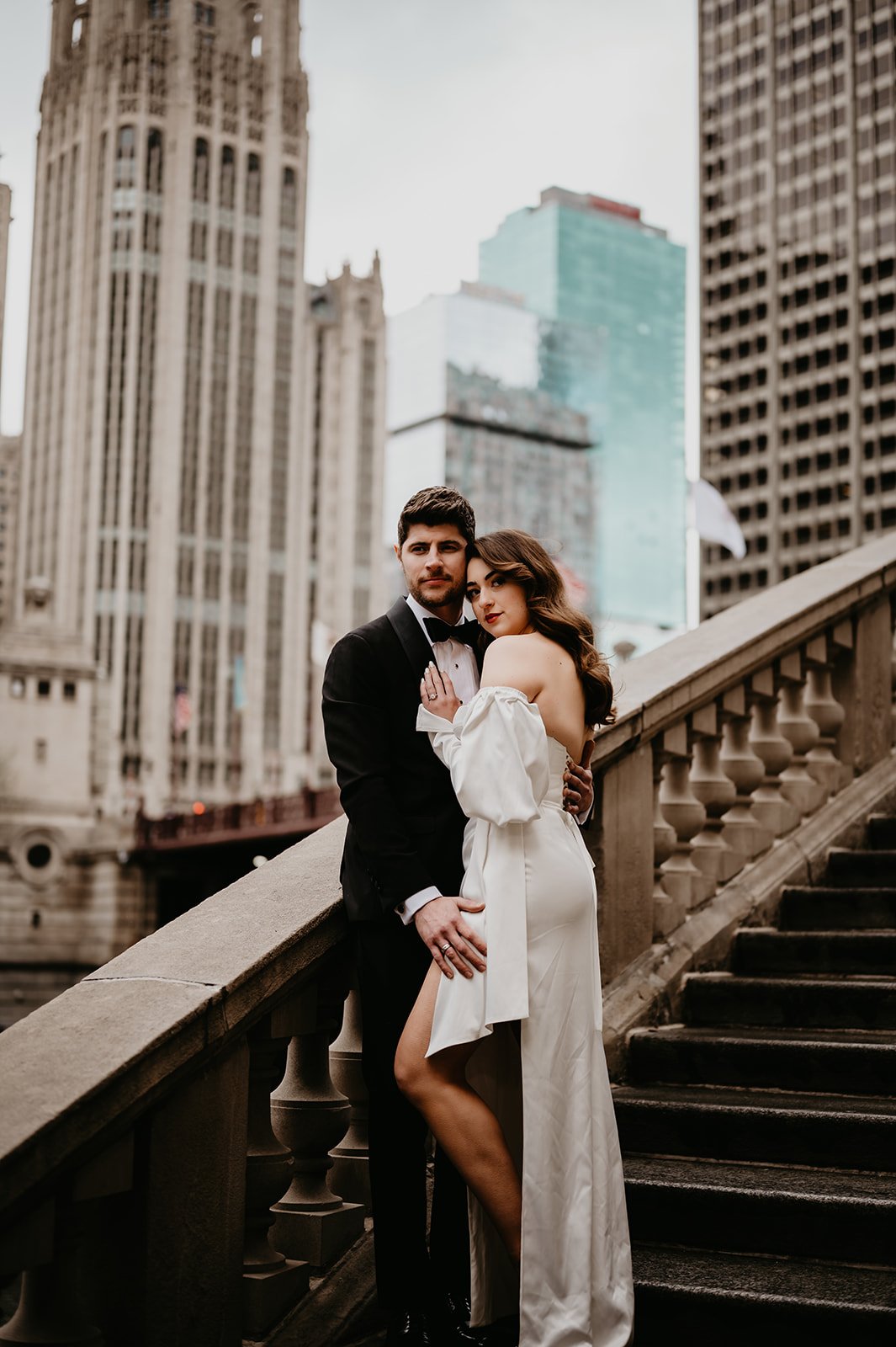 Classy-Bride-Groom-Downtown-Chicago-Outdoor-Portraits-photography-Julia-Brown-Photography----.jpg