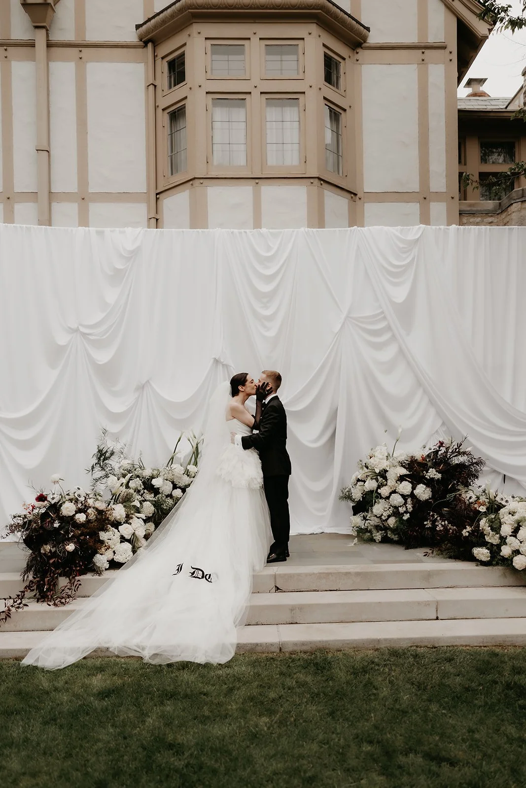 editorial-columbus-wedding-ohio-governors-residence-bride-groom-ceremony-julia-brown-photography-1.jpg