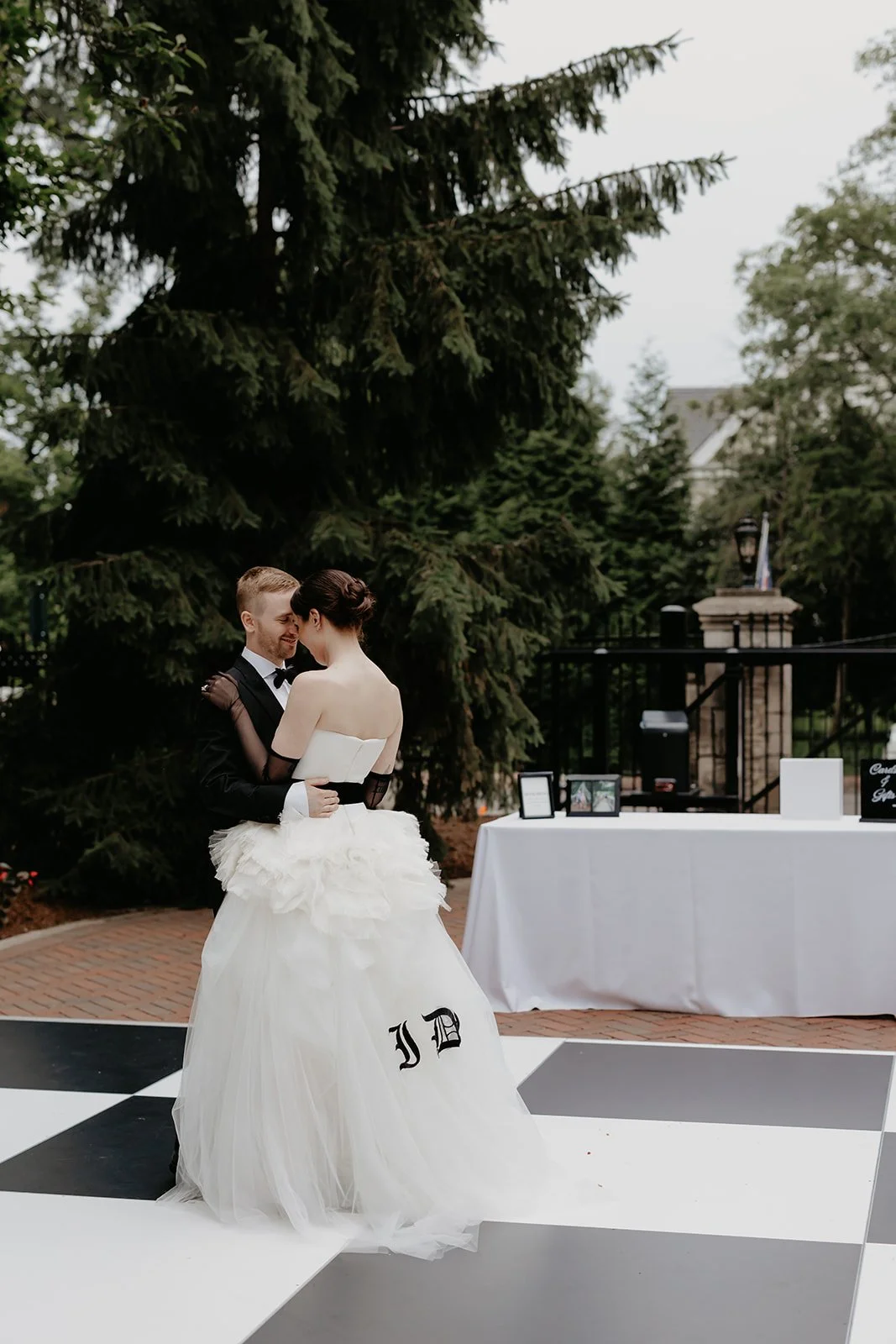 editorial-columbus-wedding-ohio-governors-residence-bride-groom-first-dance-julia-brown-photography-1.jpg
