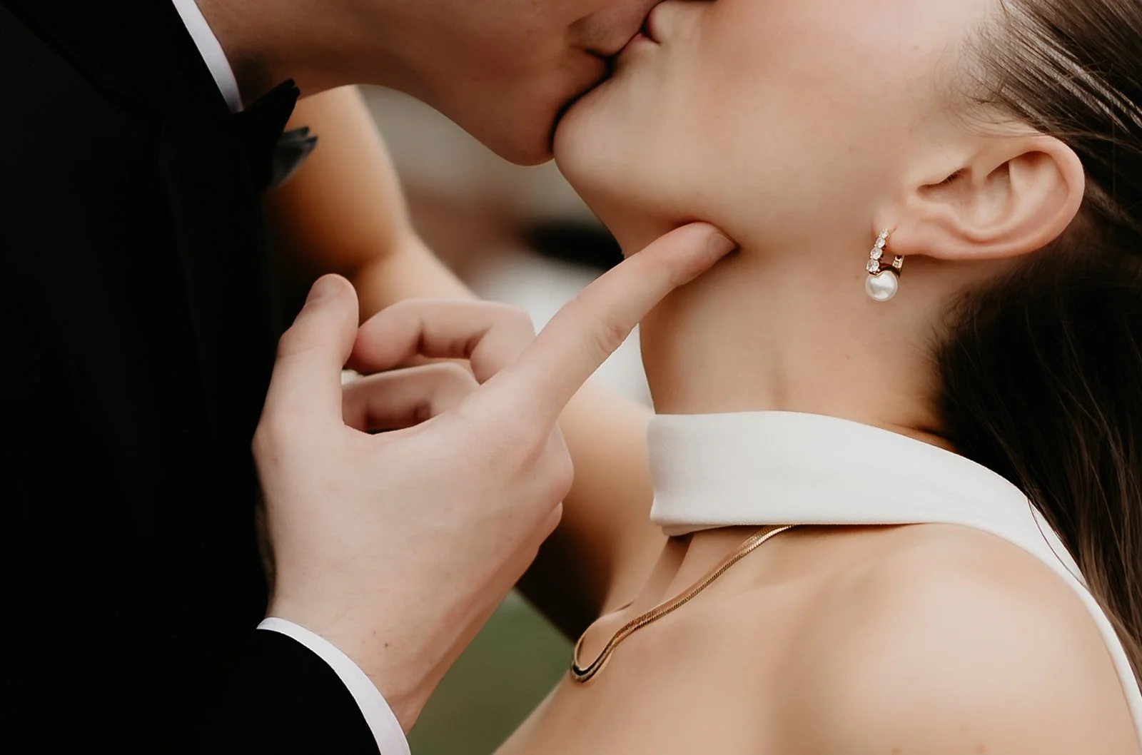 findlay-country-club-spring-wedding-bride-and-groom-photos-by-julia-brown-photo-1.jpg