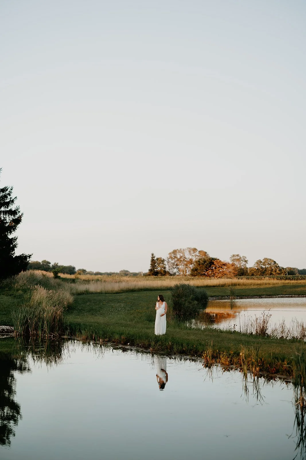 toledo-ohio-outdoor-sunset-maternity-portraits-by-river-by-julia-brown-photo-3.jpg