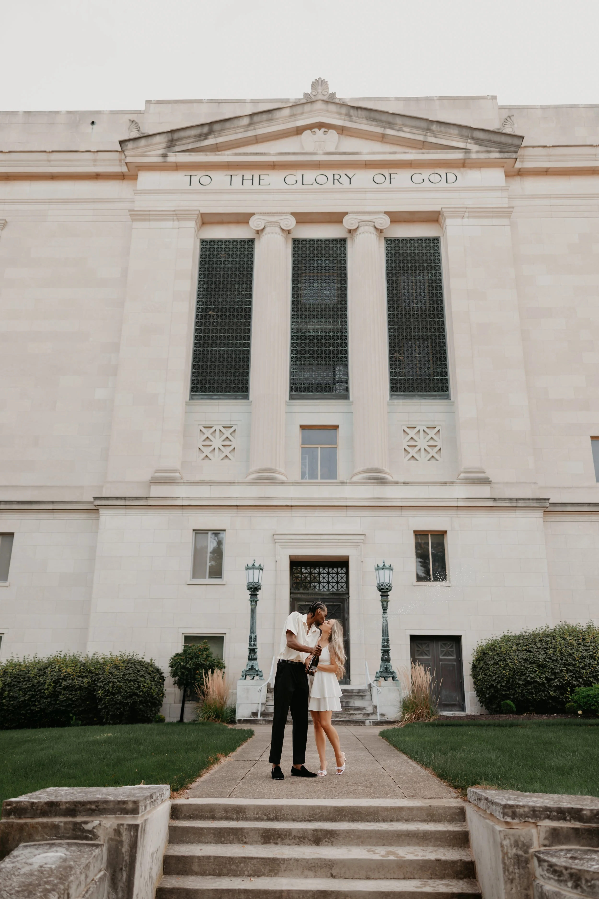 Elegant Dayton Art Institute Engagement Portraits