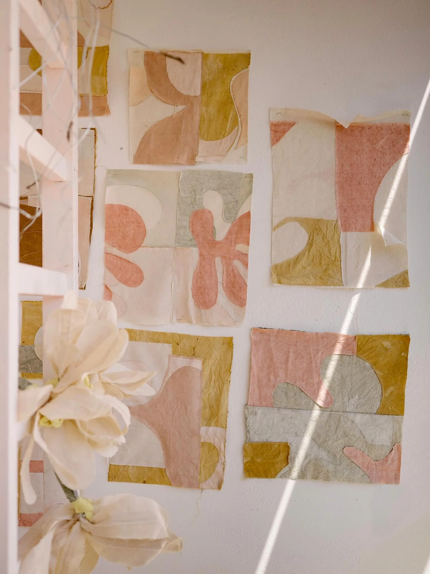 J&rsquo;ai transform&eacute; mes pens&eacute;es en petites toiles.

Travail de recherches en cours - m&eacute;lange de peintures et teintures v&eacute;g&eacute;tales 🟡⚪️🟤

Encore merci @oliviathebaut pour ces photos 🙌