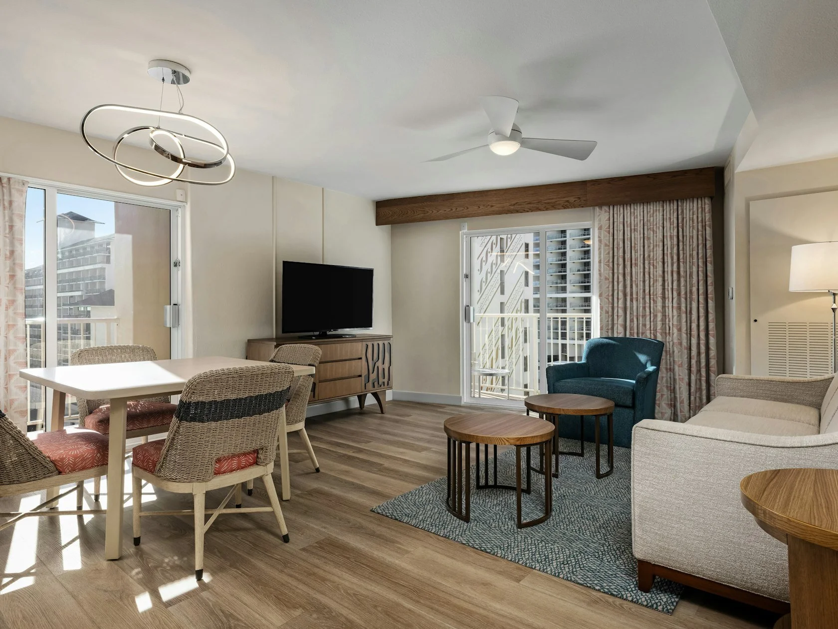 w9gB3tExTUypZPmjn7ScwA_One-Bedroom-Condo-Living-2-Club-Wyndham-at-Waikiki-Beach-Walk.jpg