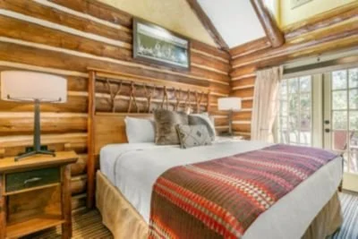 BWC-wilderness-club-at-big-cedar-pres-4bed-cabin-master-bedroom.jpg
