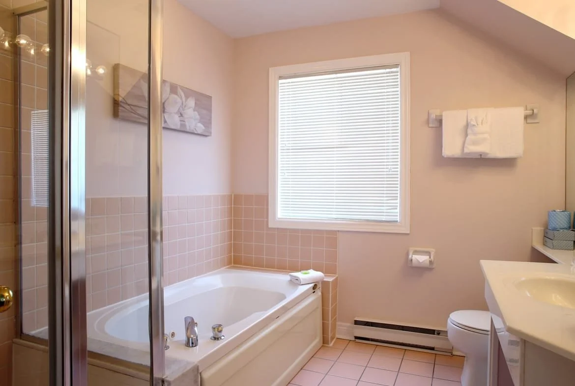 Cranberry-Waterfront-Suites-bathroom-1170x785.jpg