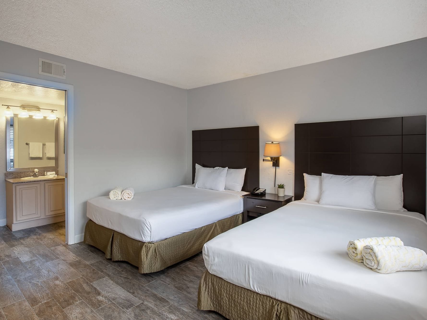 lvr-kissimmee-guest-room-bed-45-right-web_standard.jpg