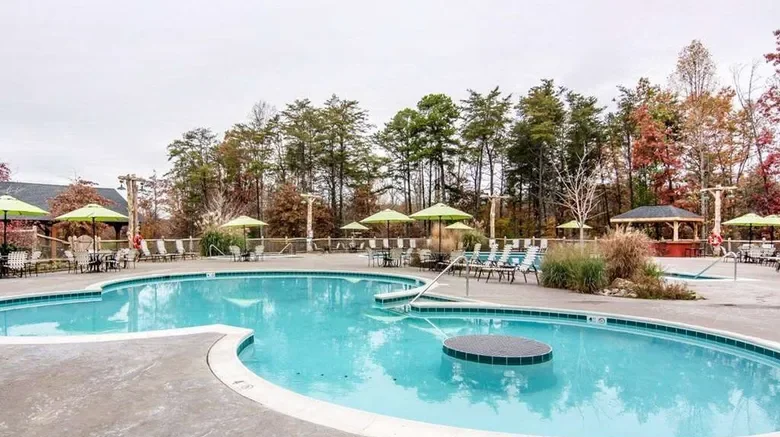 Bluegreen-Vacations-Shenandoah-Crossing-Pool.webp