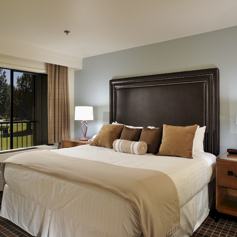 hotel-room-redmond-oregon-fully-renovated-king-guestroom-desktop.800x800.jpg