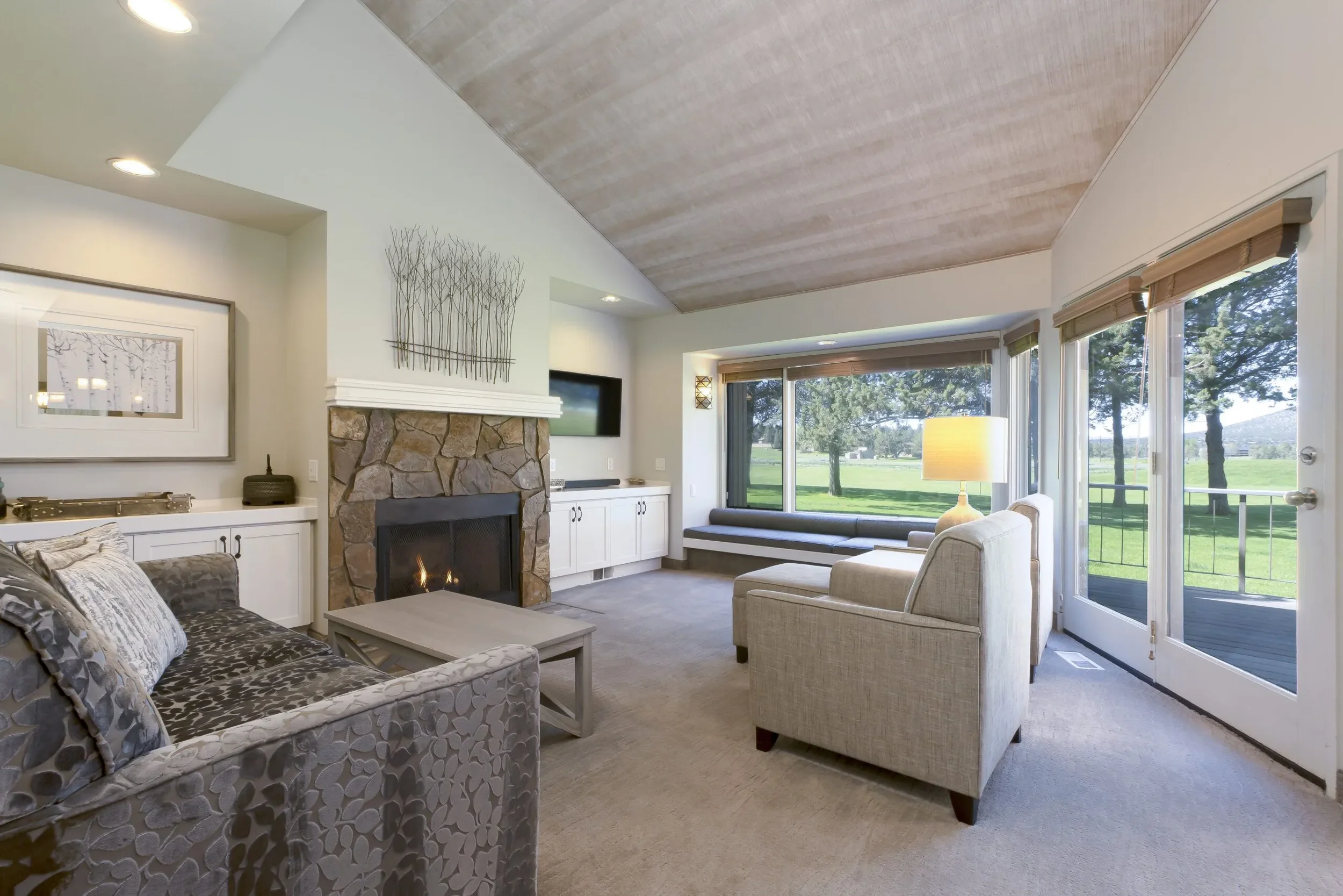 Eagle-Crest-Resort_2BD_living-room_2025-1-scaled.webp