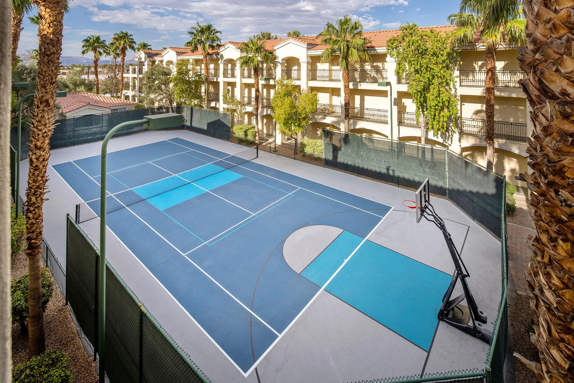 Club-de-soleil-1-pickle-ball-court-2.jpg