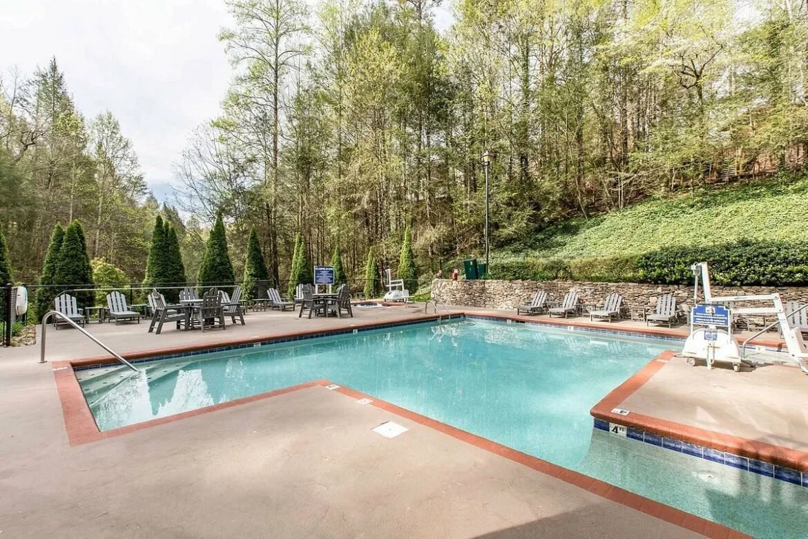 Bluegreen-Vacations-Mountain-Loft-Resort-outdoor-pool-1170x780.jpg