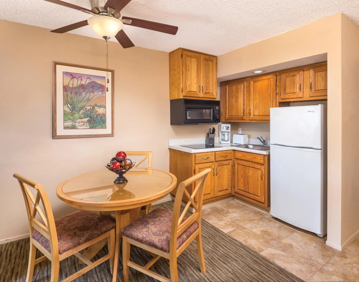 Palm-Springs-Plaza-WBW-Studio-IN-010_DD223545-A3A8-0746-FFEED1B7CDFAB4EC-dd2221e0e9e7625_dd2239e0-aa60-9915-378ed466d08bcc4c.jpg