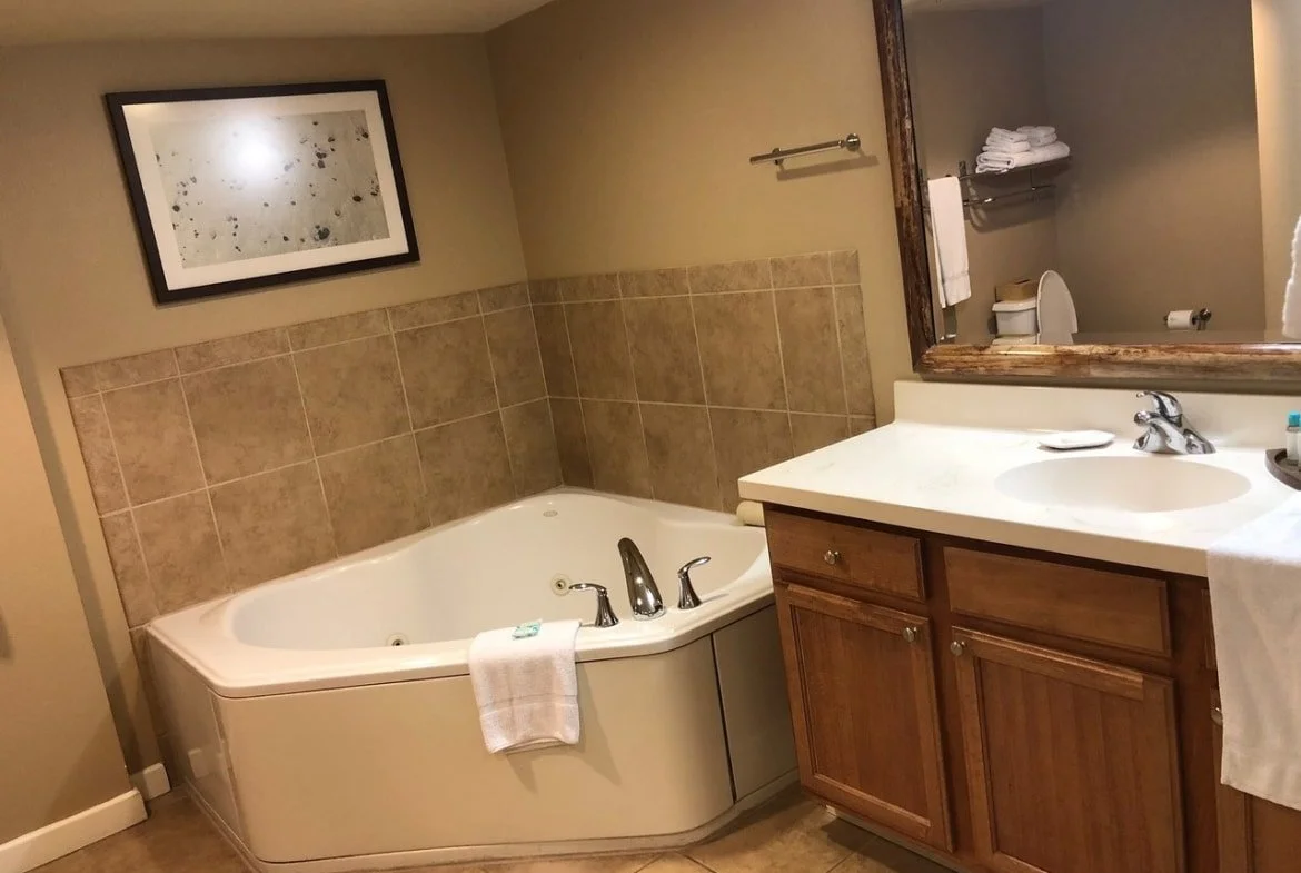 Club-Wyndham-At-Waikiki-Beach-Walk-Bathroom-Alternate-View-1170x785.jpg
