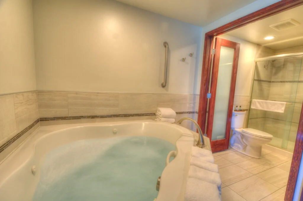 honeymoon-suite-bathroom-1024x679.jpg