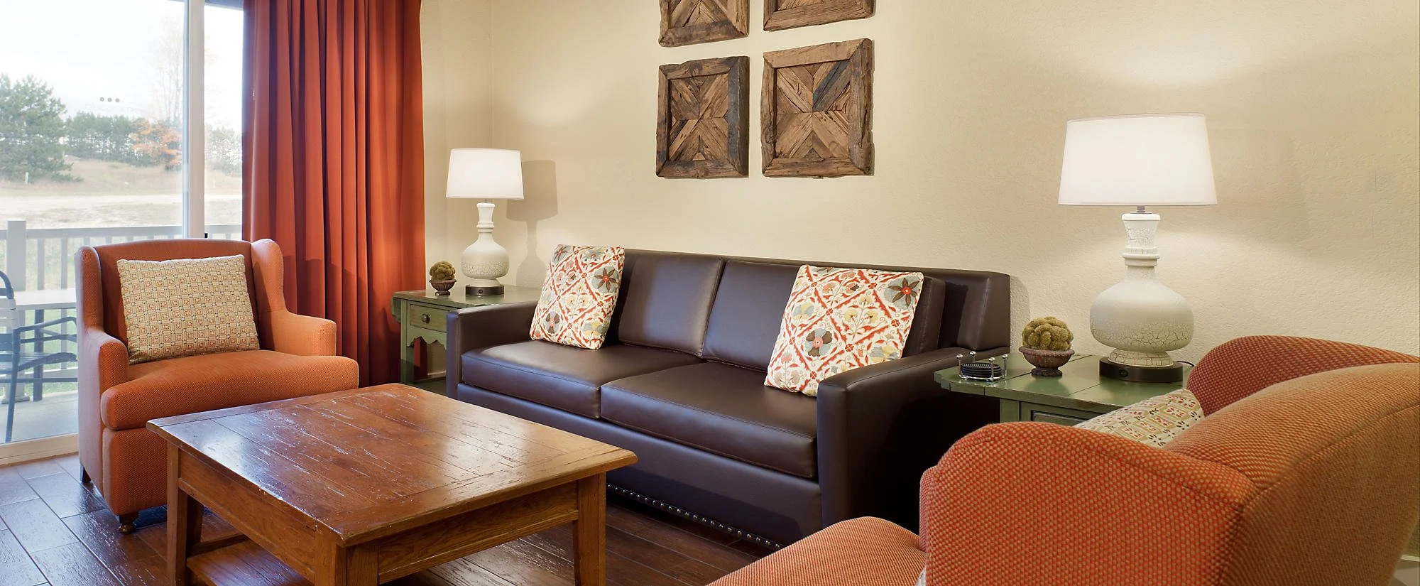 mountain-run-at-boyne-resort-living-dining-room-01.jpg