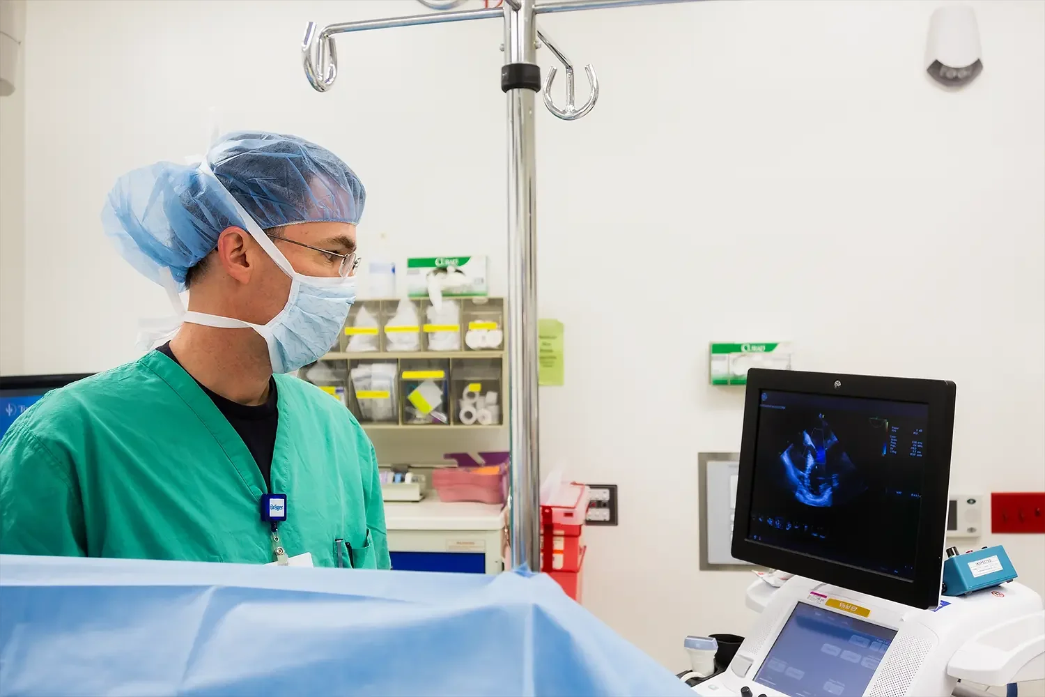 cardiac-anesthesiologist-evaluating-TEE-in-OR.webp