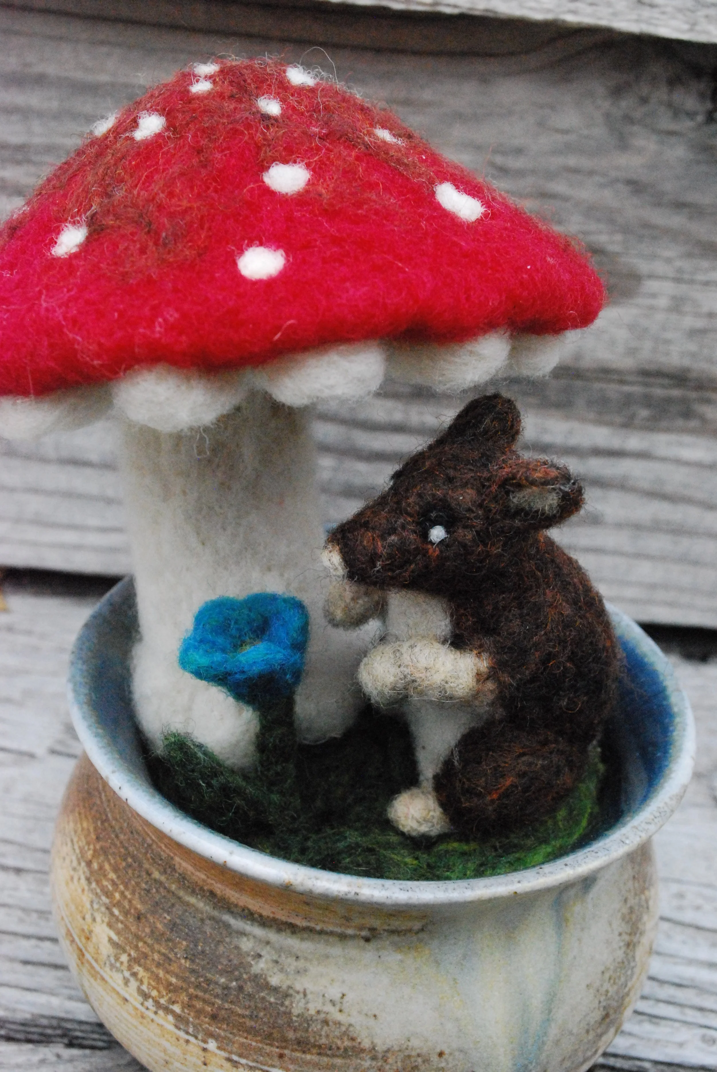 Mouse and mushroom with flower