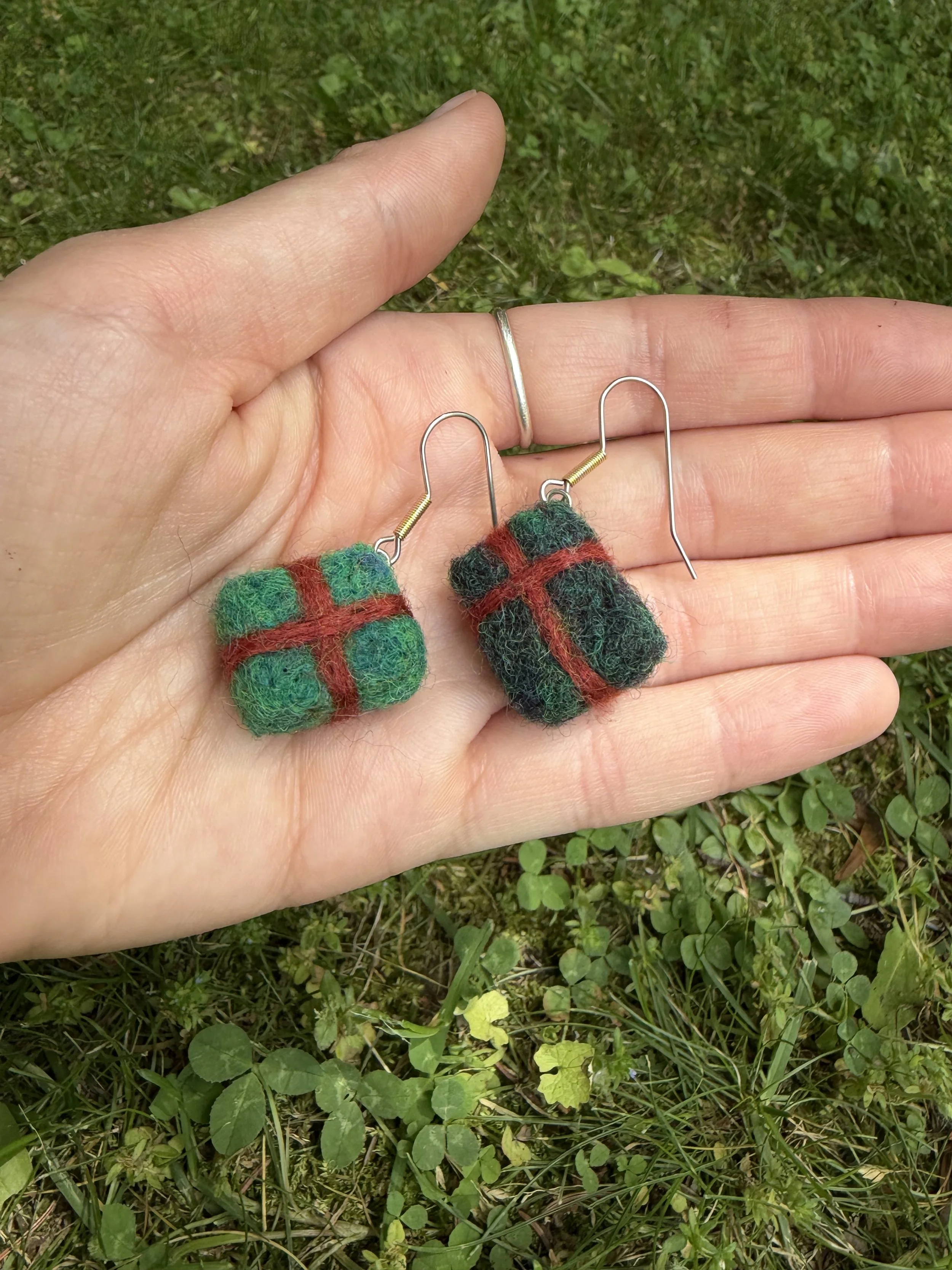 Present box earrings
