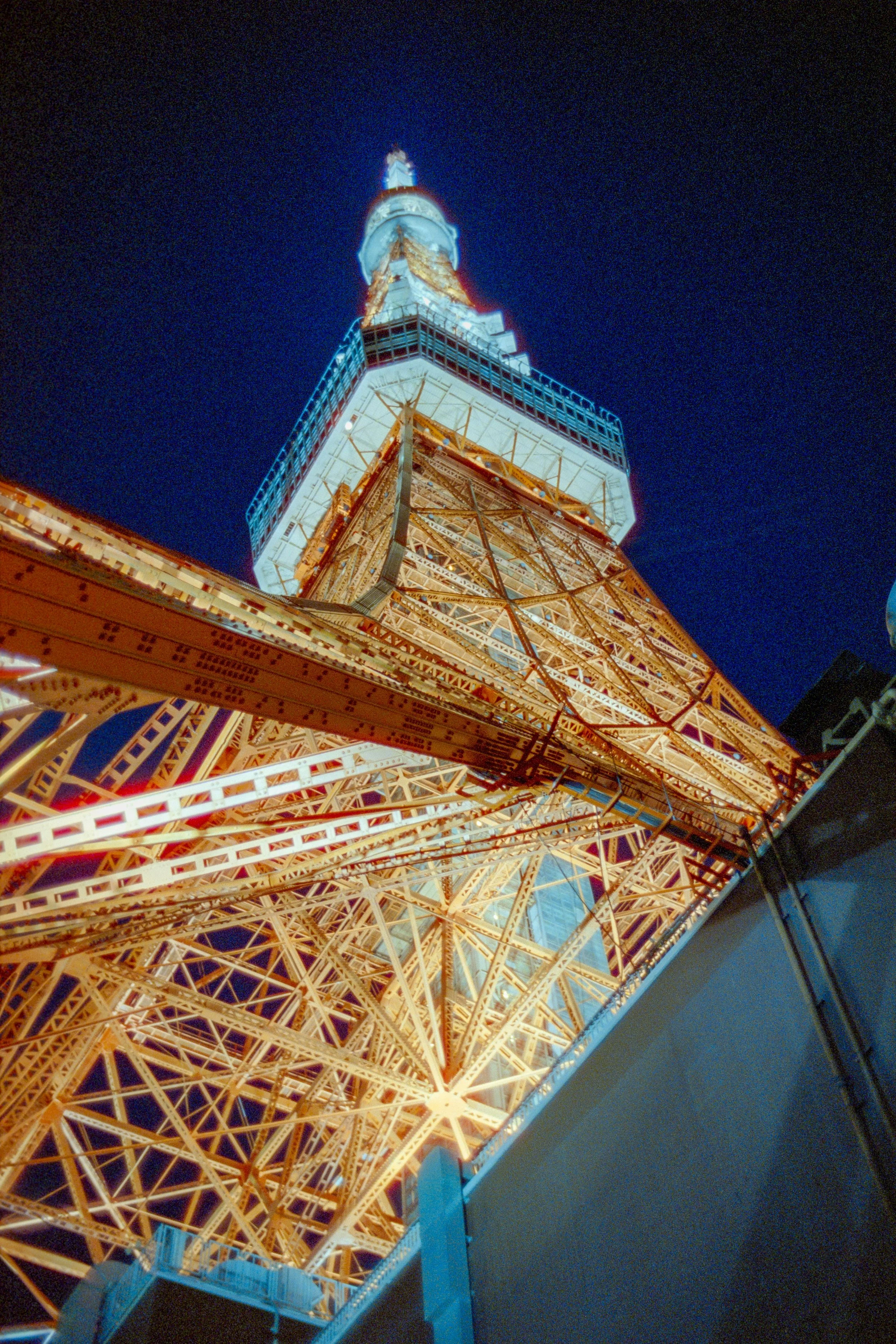 LeicaMP_35mm_CineStill800T_Tokyo-Tower_Nacht-9.jpg