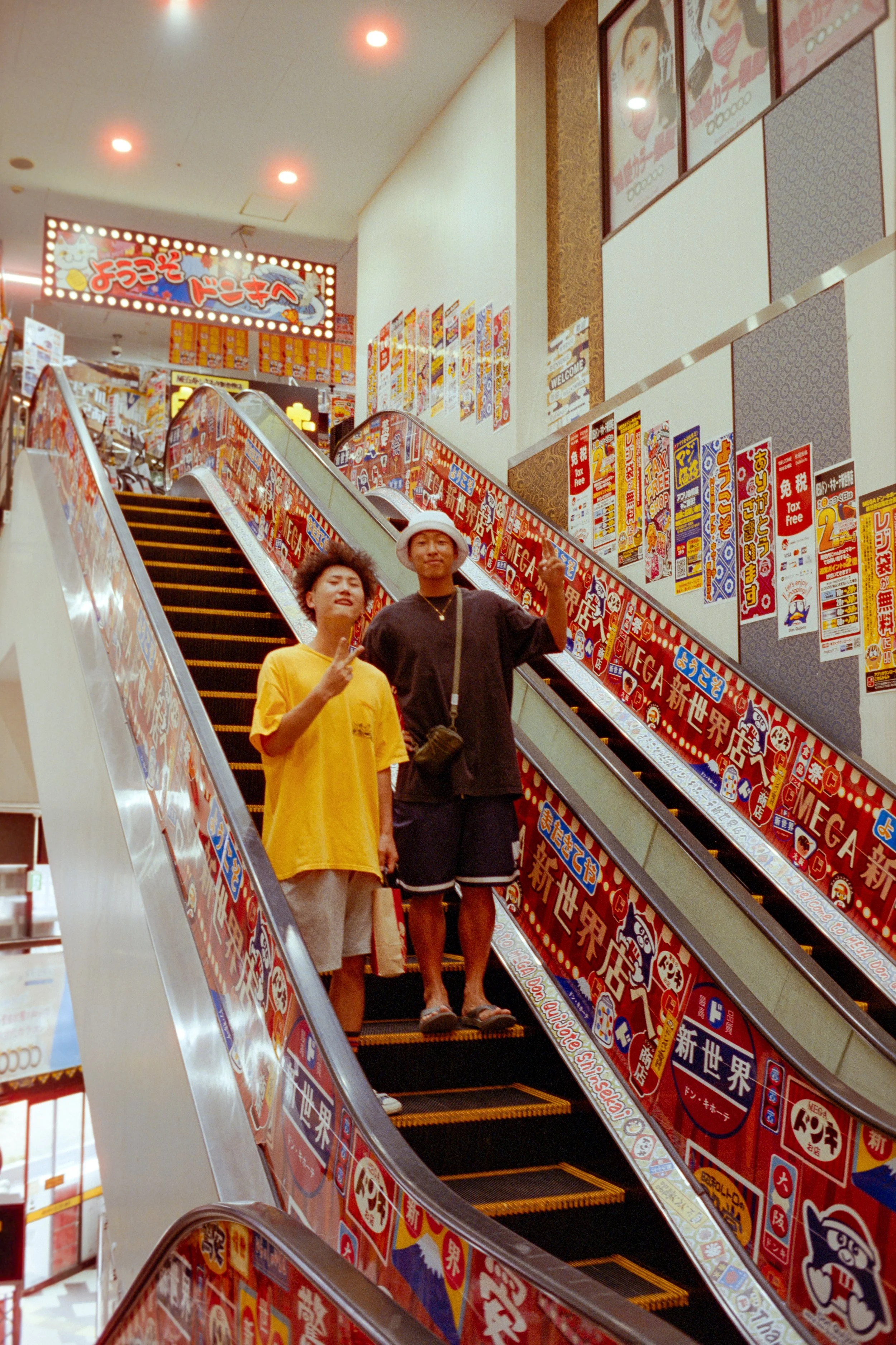 LeicaMP_35mm_CineStill400D_Osaka_3-9.jpg