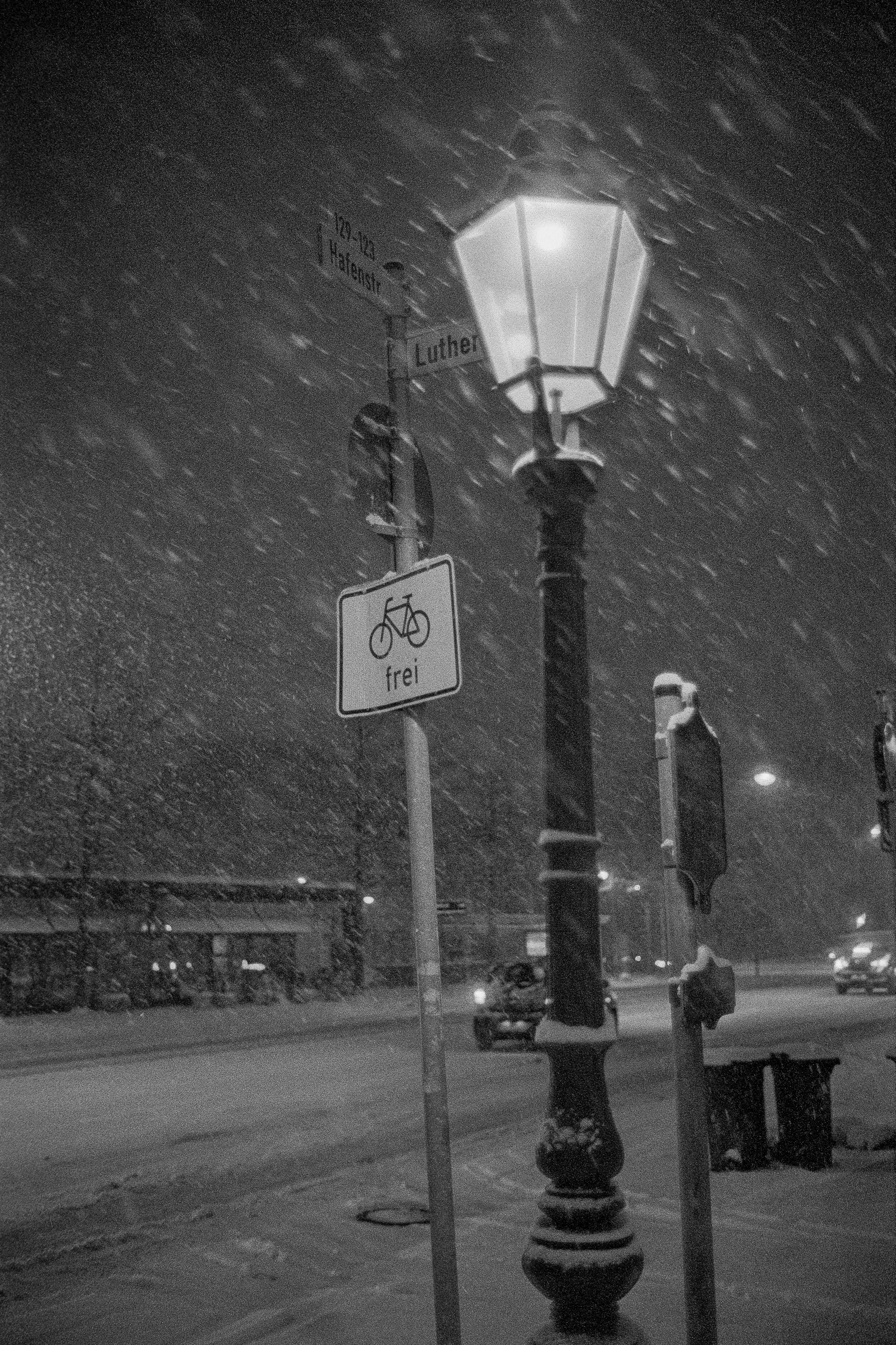 LeicaMP_35mm_TMAX3200_ArbeitswegSchnee-6.JPEG