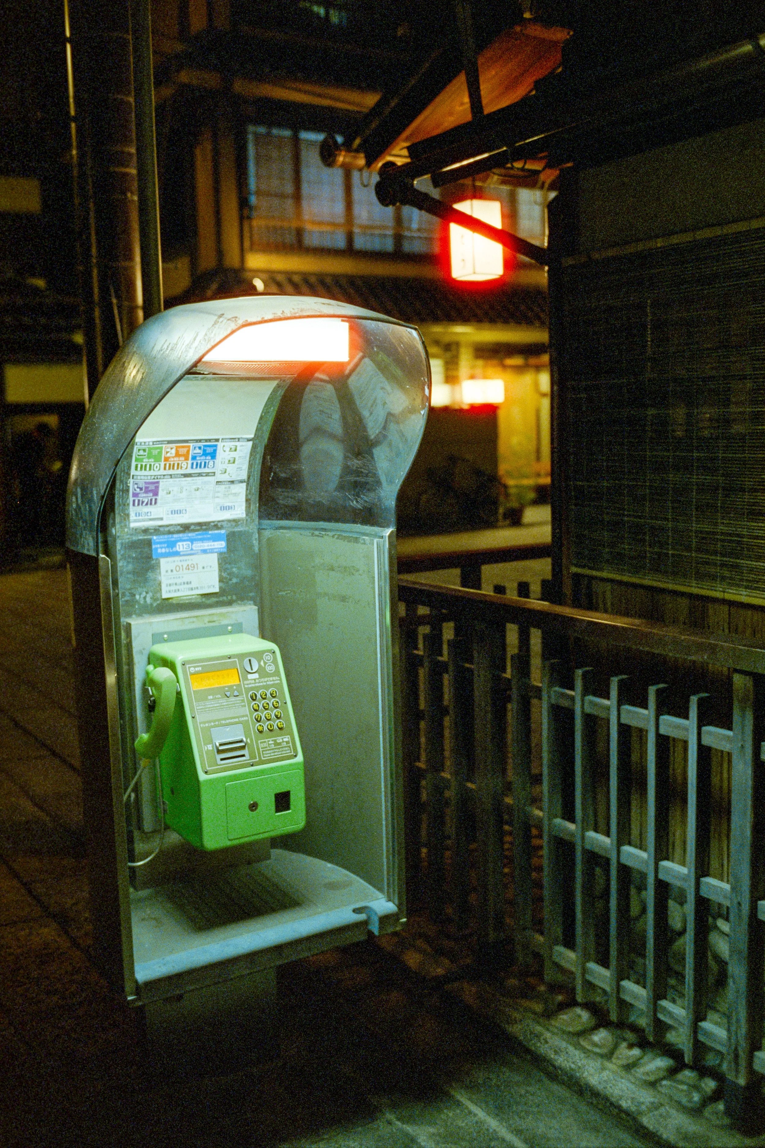 LeicaMP_35mm_CineStill800T_Kyoto-Nacht-20.jpg